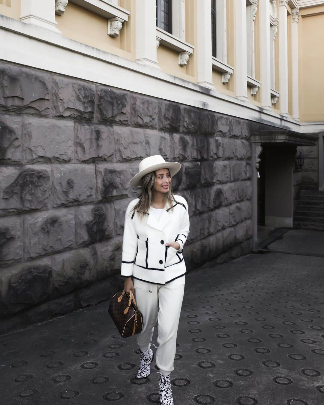 島野ミキさんのインスタグラム写真 - (島野ミキInstagram)「・ ・ outer&pants… @mariafashiongram / @mariaohba  boots&hat… @welinoa / @yuki_727  ・ ・ #カフェ#カフェ巡り#カフェ好きな人と繋がりたい#カフェスタグラム#カフェ巡り好きな人と繋がりたい#cafe#cafestagram#グルメ#gourmet#gourmet#東京カフェ #東京グルメ#表参道#表参道カフェ#表参道ランチ#表参道グルメ#fashion#ootd#coordinate#アパレル #ファッションコーデ #トレンドコーデ #大人コーデ #大人カジュアル#今日のコーデ#ファッション#オシャレ#コーデ#シンプルコーデ #アパレル #ワンマイルウェア #youthfulsurf」12月11日 19時04分 - miki_shimano