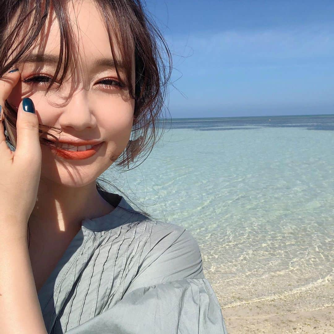 天野ゆうかのインスタグラム：「石垣島の２日目は #竹富島 へ🚢 強風で髪も服もエライこっちゃやったけど、 とにかく透明度抜群のコンドイビーチが綺麗やった🌊✨ #エメラルドグリーン #日差しも強すぎて目開けれん 暑さに負けんかったら何時間でも居たくなる場所🏝 . . 歩いていけるやろ〜って軽い気持ちで行ったけど、 まぁ中々の距離歩いたから、島巡りする方は 絶対にレンタサイクルがオススメです🚴‍♀️笑 ( 追い抜かされる度に乗せてくれ〜😂ってなりました。) 道中は広い道を独占できたり、綺麗な🌺も咲いてたり。 #事故レベルな手首の角度は気にしないでね . . 名物の水牛車🐃に乗っての島ツアーも、 ガイドさんが時々三線弾きながら歌ってくれるから あ〜、沖縄やな〜😌🌺って気分に浸れるよ🪕♬ #動画貼っときます 石垣に当たらんギリギリを曲がる🐃(島ちゃん)のコーナリングテクニックも是非🏡🪨👏🏻 . . 締めくくりは、石垣島が誇るヒーローで🥊👨🏾‍🦱🥇 #ちょっちゅね #そうですねって意味らしいよ . . . ※ リアルタイム旅行(投稿)ではありません #ニコニコ #石垣島の思い出 #沖縄 #石垣島 #沖縄旅行 #石垣島旅行 #竹富島 #竹富島観光 #海 #コンドイビーチ #水牛 #水牛車 #大自然 #okinawa #okinawajapan #ishigaki #ishigakiisland #kondoibeach #beach #sea #trip #🏝 #🐃 #🌺」