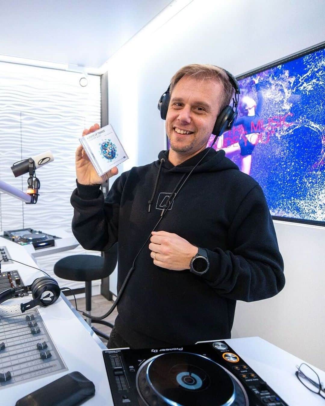 Armin Van Buurenさんのインスタグラム写真 - (Armin Van BuurenInstagram)「During these difficult times, it makes me proud to see the @asotlive community remain strong. Therefore it brings me joy that although it was a chaotic year, I can proudly present the new 'A State Of Trance Year Mix 2020'! Link in bio. 🙏」12月11日 19時06分 - arminvanbuuren