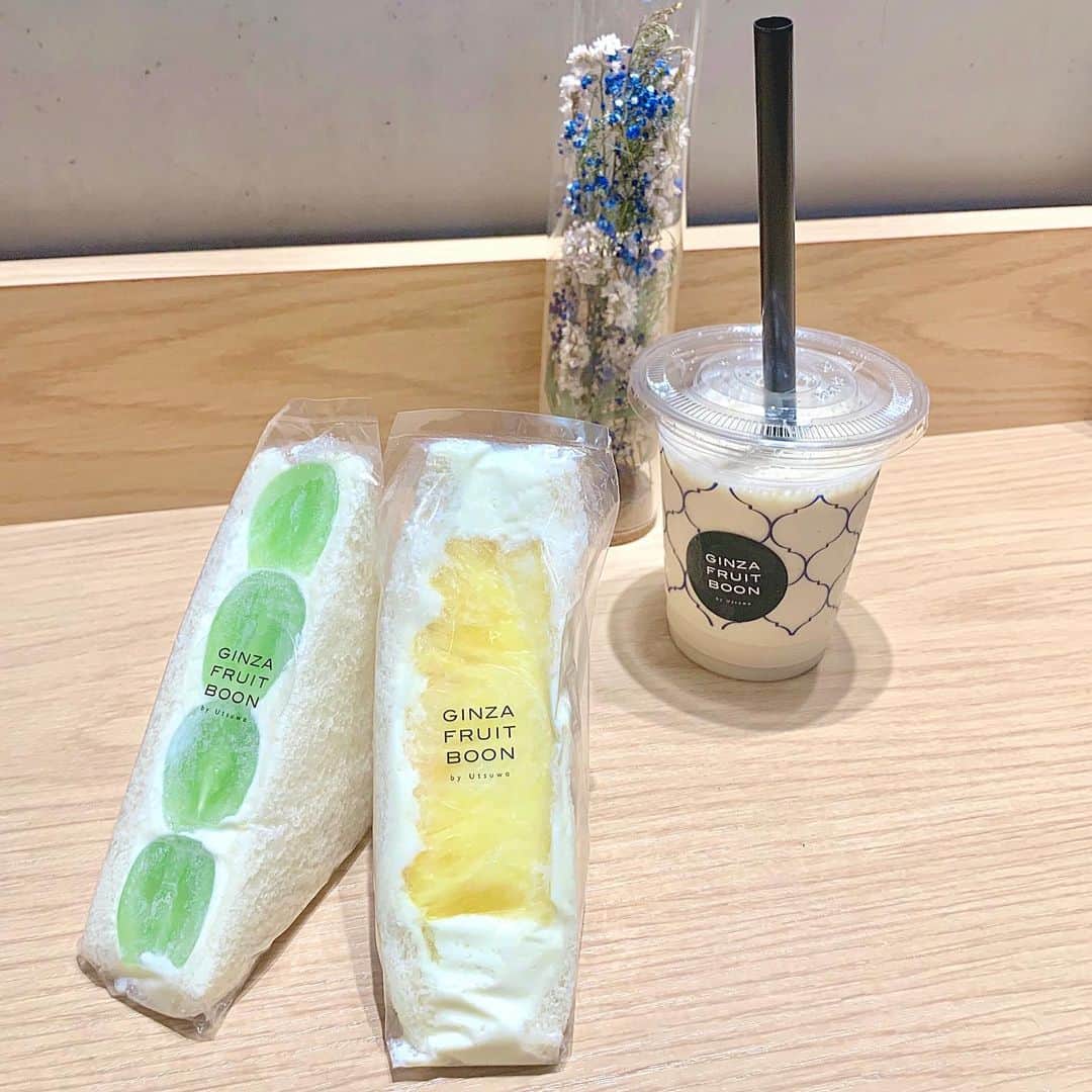 廣川奈々聖のインスタグラム：「#ななせのフルーツサンド記録 🗝♡﻿ ﻿ ﻿ 今回は 東急プラザ銀座にある﻿ 『GINZA FRUIT BOON』のフルーツサンド🐶🌷﻿ ﻿ ﻿ (行ったの割と前だからちょっとラインナップ違うかも！笑)﻿ ﻿ ﻿ 私は﻿ ・シャインマスカット﻿ ・ハニーグロウパイン を食べたよ¨̮ ﻿ ﻿ ﻿ ﻿ ﻿ 最近流行りの﻿ フルーツの断面が綺麗なフルーツサンドだけど﻿、 食パンへのこだわりもすごく感じるし﻿ ﻿ ここの生クリームは割とミルクっぽいっていうか﻿ 牛乳が強い感じが美味しい！🐄✨﻿ ﻿ 珍しいな〜と思った！ショートケーキみたい！﻿ ﻿ ﻿ あと食べた瞬間にわかるけど﻿ フルーツがめちゃめちゃ美味しい！新鮮なの！﻿ ﻿ ﻿ ここ最近食べた中で、フレッシュさと甘さがNo. 1かもって思った👑﻿🥺 ﻿ ﻿ ﻿ 見た目も品があるし ﻿ 包装もかわいいし﻿ 差し入れにもぴったりだね〜🙊﻿ ﻿ ﻿ ﻿ ﻿ バナナジュースも濃厚で美味しかったです🍌﻿ ﻿ 近くに行った時には是非！﻿ ﻿ ﻿ちょっとだけイートインスペースもあったよ💭ꪔ̤̮ ﻿ ﻿ ﻿ ﻿ ﻿ ﻿#フルーツサンド#フルーツサンド専門店#銀座カフェ#銀座グルメ#バナナジュース#ginzafruitboon#東急プラザ銀座#fruitsandwich#断面萌え#ごち」