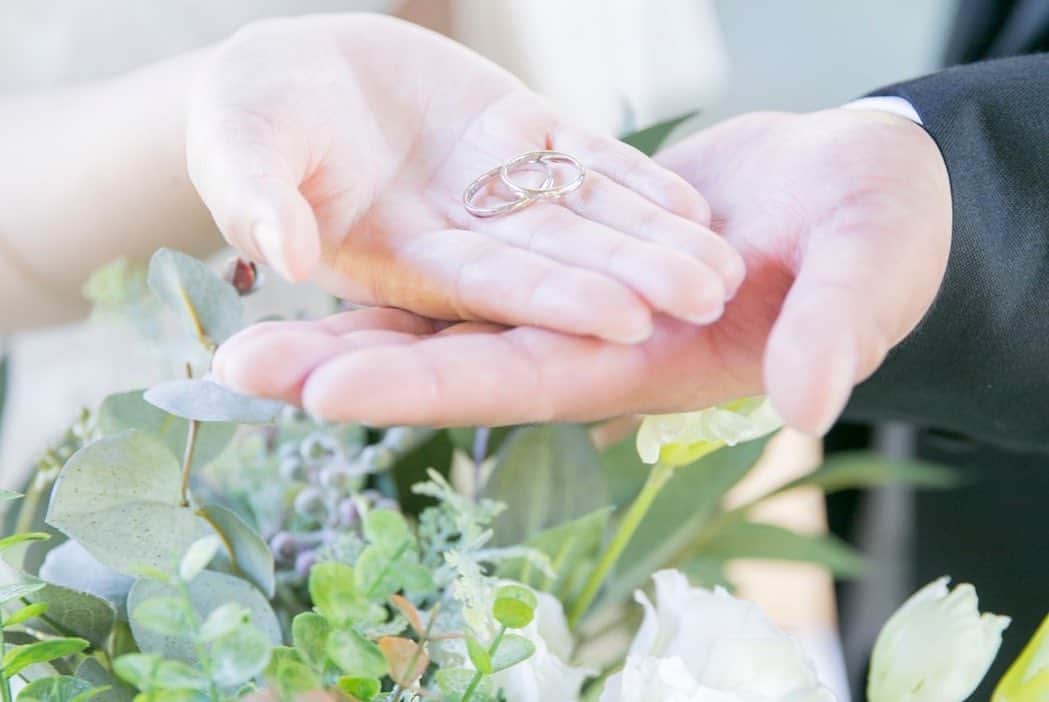 ガーデンテラス宮崎ホテル＆リゾートさんのインスタグラム写真 - (ガーデンテラス宮崎ホテル＆リゾートInstagram)「．﻿ ﻿ おふたりの大切なリング💍﻿ ﻿ ダイヤモンドは『永遠の愛』を象徴する宝石と言われています﻿ エンゲージリングと合わせて撮るのも素敵ですね💐﻿ ﻿ 全てのアイテムに たくさんの想い･ストーリーがあります🕊﻿ ぜひ リングもお写真に残して思い出の1枚に🤍﻿ ﻿ ﻿ #gardenterracemiyazaki #ガーデンテラス宮崎﻿ #ウェディング #wedding #宮崎花嫁 #宮崎結婚式﻿ #2021春婚 #2021夏婚 #2021秋婚 #2021冬婚﻿ #チーム2020 #チーム2021 #前撮り #前撮りフォト﻿ #マリッジリング #エンゲージリング」12月11日 19時16分 - gardenterracemiyazaki