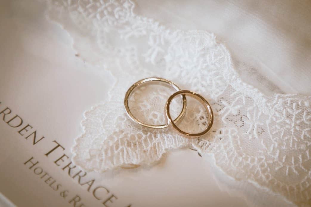 のインスタグラム：「．﻿ ﻿ おふたりの大切なリング💍﻿ ﻿ ダイヤモンドは『永遠の愛』を象徴する宝石と言われています﻿ エンゲージリングと合わせて撮るのも素敵ですね💐﻿ ﻿ 全てのアイテムに たくさんの想い･ストーリーがあります🕊﻿ ぜひ リングもお写真に残して思い出の1枚に🤍﻿ ﻿ ﻿ #gardenterracemiyazaki #ガーデンテラス宮崎﻿ #ウェディング #wedding #宮崎花嫁 #宮崎結婚式﻿ #2021春婚 #2021夏婚 #2021秋婚 #2021冬婚﻿ #チーム2020 #チーム2021 #前撮り #前撮りフォト﻿ #マリッジリング #エンゲージリング」