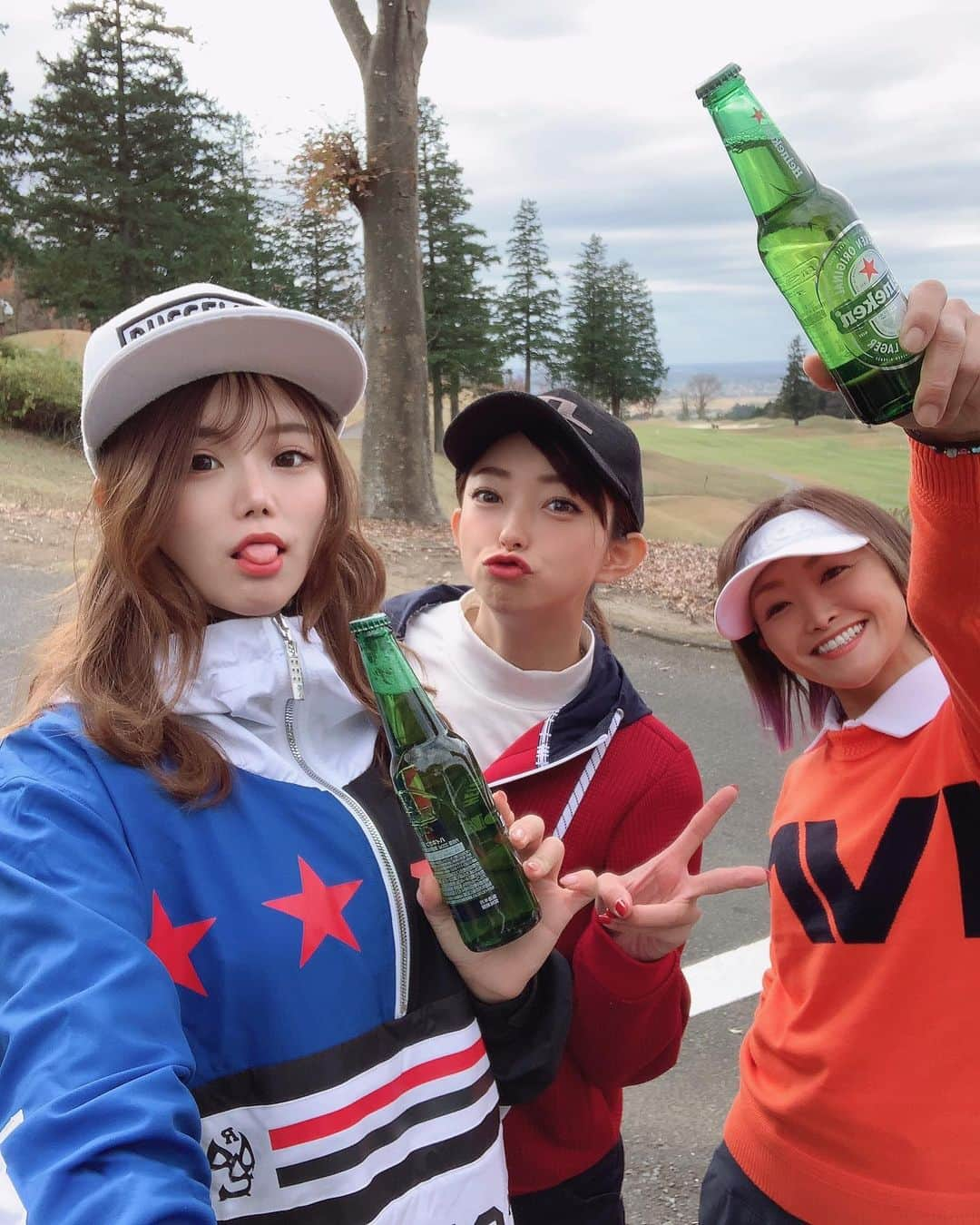 あやごるふのインスタグラム：「🍻﻿ ﻿ のんべぇ3人は朝からハイテンション🌟﻿ ﻿ 気温8〜11℃の中、﻿ 飲みながらきゃぴきゃぴプレーしてたよ😁🌈﻿ ﻿ ﻿ いやぁ、﻿ にしても年々寒さがダメになる…。。﻿ ﻿ 元々寒さにゲキ弱なんだけど、﻿ 冬ゴルフ、﻿ 動くし、寒くて当たり前と思えてできたんだけど、﻿ もう今年来年は冬ゴルフ出来ないかも…🥶🥶﻿ ﻿ みなさん冬はゴルフしますか？？﻿ ﻿ ﻿ ﻿ #golf #golfswing #フィットネス #スポーツ女子  #golfgirls #ロックオンボール #ゴルフ #ゴルフ女子 #ゴルファー #ゴルフ愛 #ゴルフ部 #ゴルフ動画 #ゴルフコーデ #골프 #ゴルフスイング #ごろふ #ping #golflife #ごるふ #골프웨어 #골프스타그램」