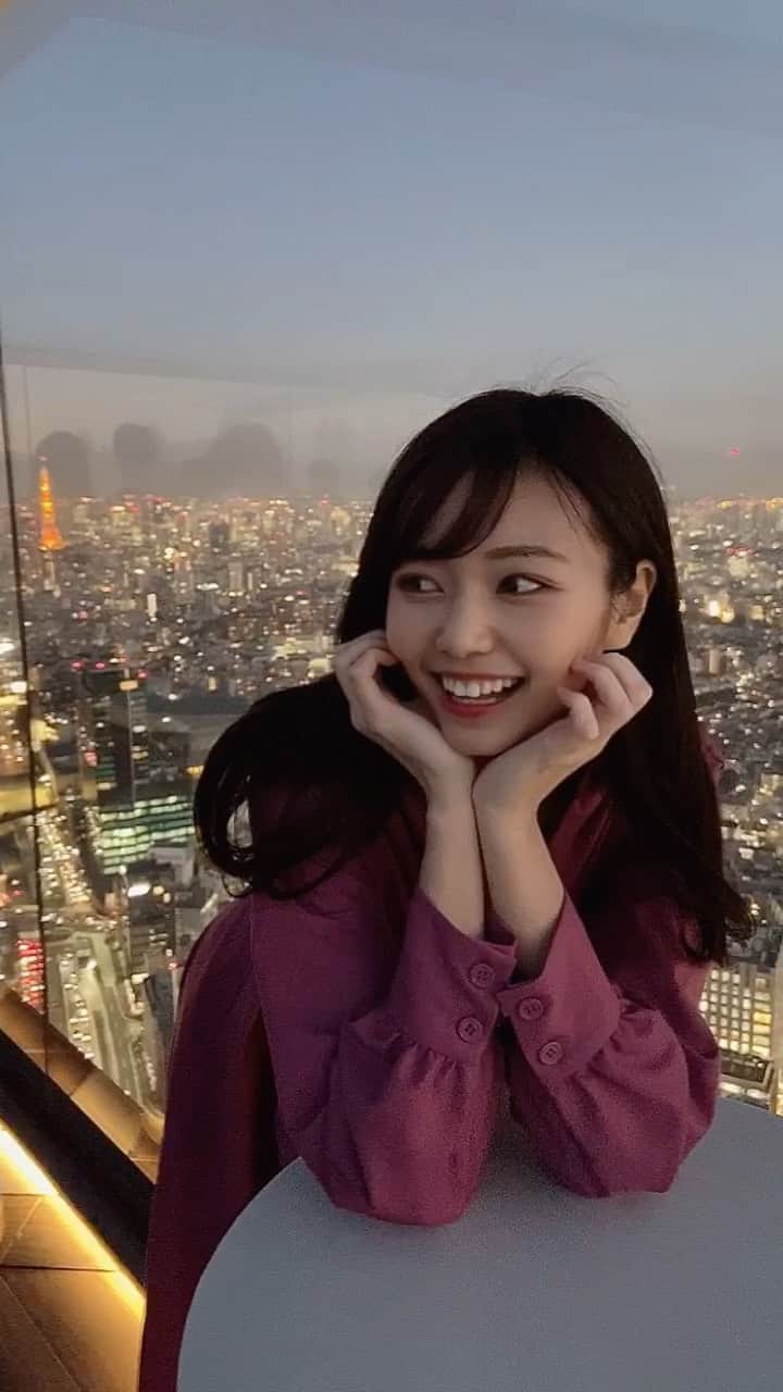 杉浦みずきのインスタグラム：「どんどん日が落ちていく渋谷スカイ✨ ・ 前に撮った動画です🌃 今はできればおうちにいた方がいいですね😂 せっかく撮っていたのでもったいないから公開〜笑 ・ #渋谷スカイ #渋谷スクランブルスクエア #shibuya #shibuyascramblesquare  #夜景  #撮る直前までマスクしてます😷」