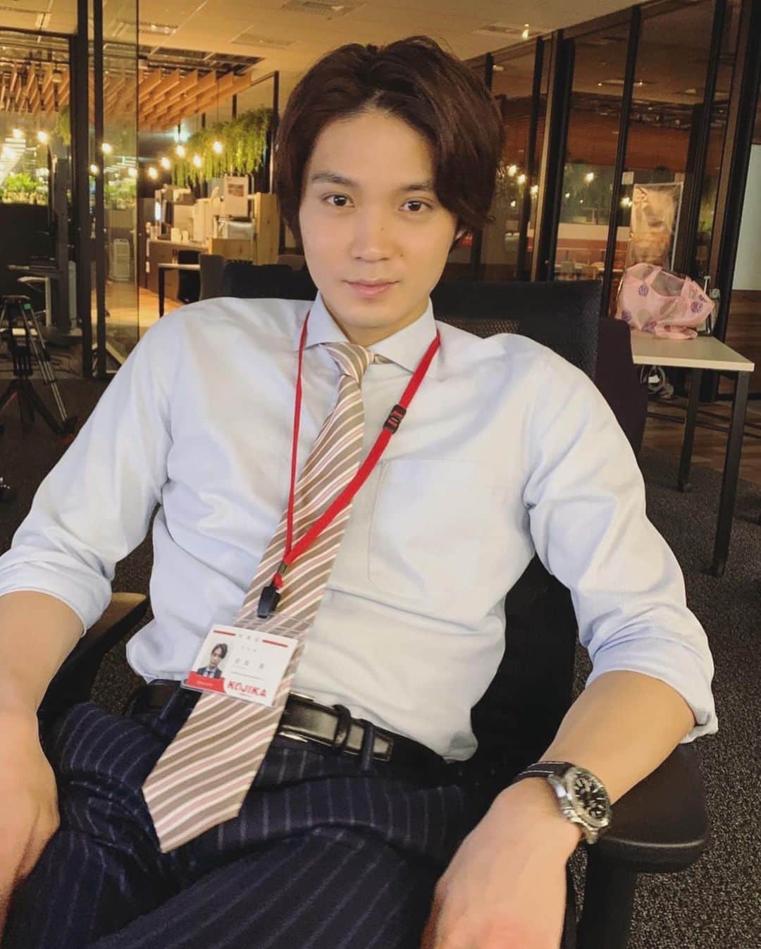 のインスタグラム：「【こいはは 第8話まであと3時間❤️】 残業ですか？ 僕はこいはは見たいので、そろそろ帰りますよ。 よかったら、うちで一緒にみませんか？ #tbs #金曜ドラマ #恋する母たち #こいはは #だめキュン #いやもうそれ #停電するやつじゃん🤦‍♀️💡 #赤坂くんとこいははみれるなら #仕事しないでソッコー帰ります #残業？ #なにそれ食べれるの？ #赤坂くんとだめキュン❤️」