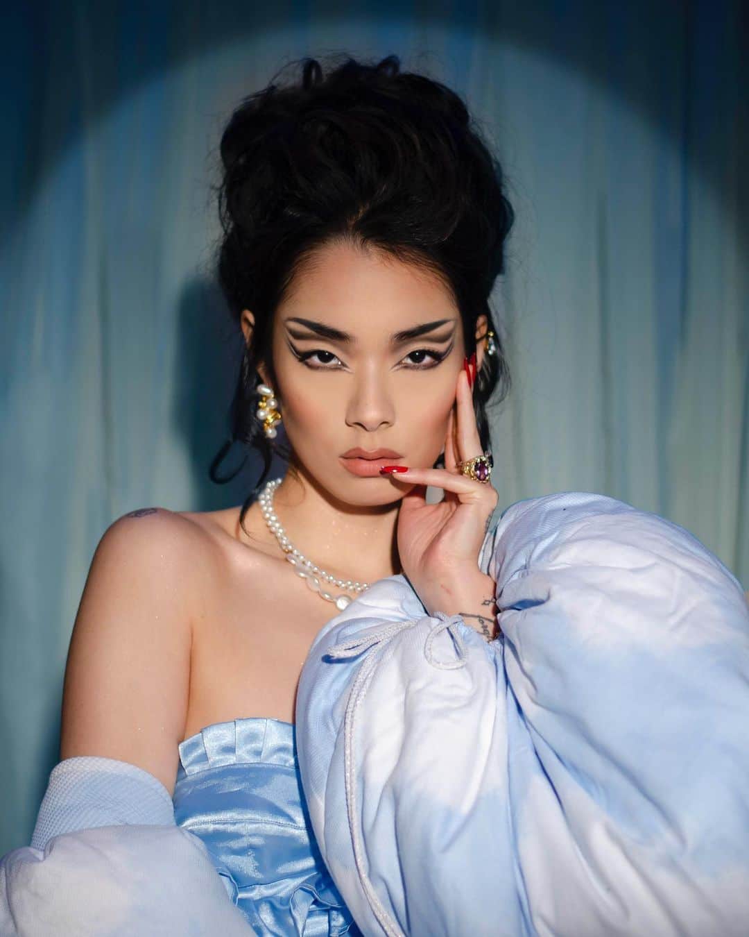 リナ・サワヤマのインスタグラム：「my @galdemzine cover shoot !! my last cover of the year !!  ty to my glam team for making me look snatched this whole year 😭 I really walk into studios looking like a rat 🐀 and end up looking like this 👑」