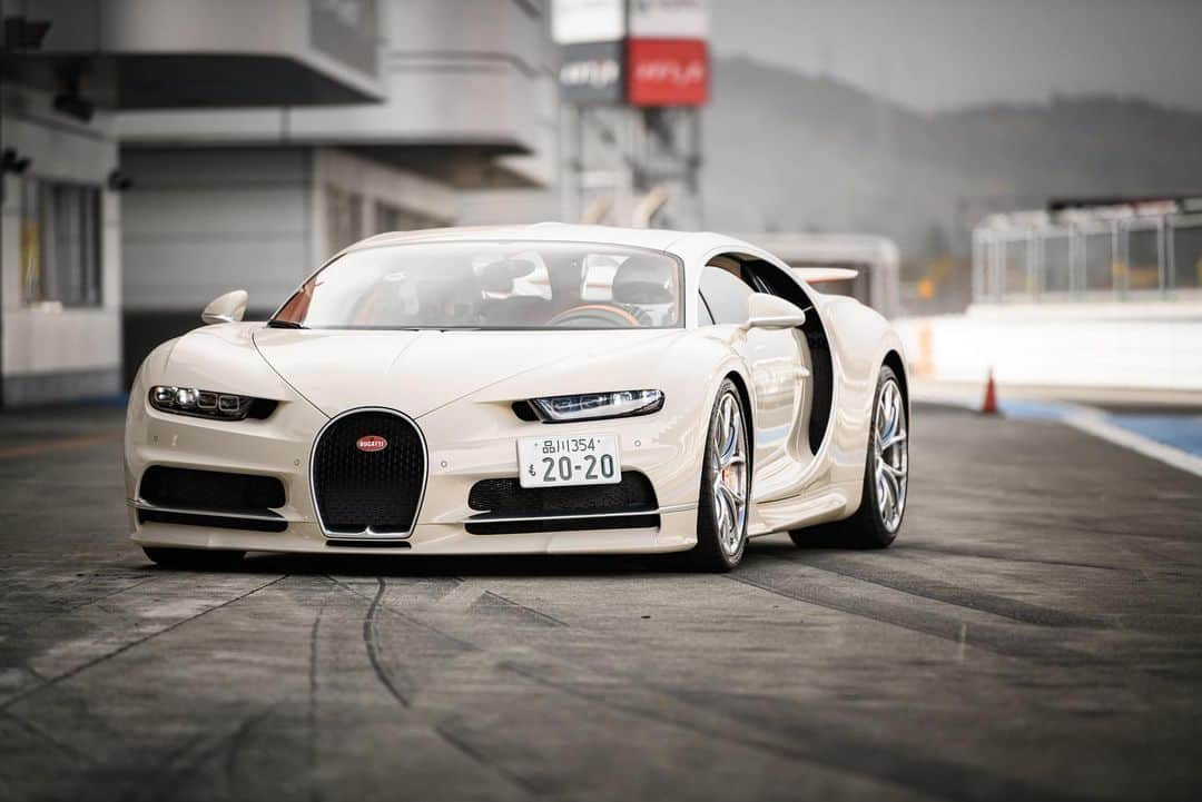 前澤友作さんのインスタグラム写真 - (前澤友作Instagram)「【MZ 300Km/h Challenge】 Bugatti Chiron at Fuji Speedway ・ ・ #mzsupercar #Bugatti #Chiron #BugattiChiron #supercar #hypercar #ブガッティ #シロン #スーパーカー #ハイパーカー #300キロチャレンジ #富士スピードウェイ #youtube @bugatti  ・ #yusakumaezawa #前澤友作  @yusaku2020」12月11日 19時12分 - mzsupercar