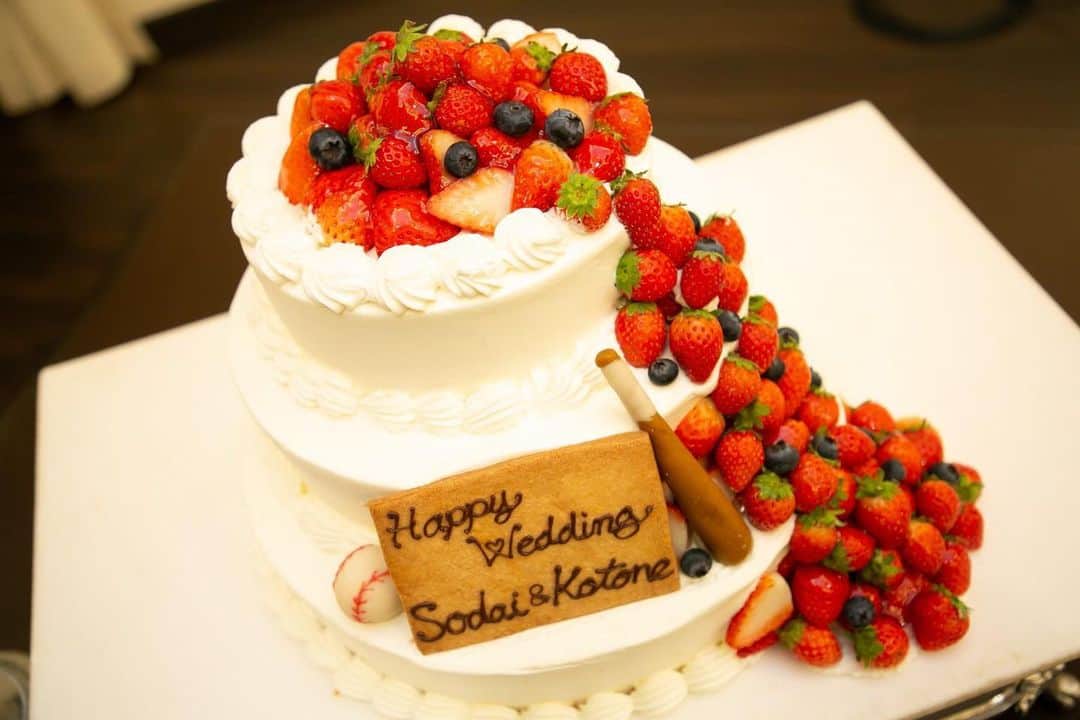 di grado dolce津のインスタグラム：「@dolce_tsu_heiankaku   イチゴが溢れる3段ケーキ🍰 ウエディングケーキと言えば、段ケーキに憧れますよね✨  趣味の野球をさらにプラスすれば、 お2人らしい、ウエディングケーキになります⚾✨  ﻿ 👉お問い合わせは、TEL 0120ｰ4122ｰ07﻿ 👉他のフェアを見たい方は、プロフィール欄のリンクより﻿ 👉またネット検索｢ディ・グラード・ドルチェ津｣﻿ ﻿ ぜひ#ディグラードドルチェ津 へお越しください。﻿ ﻿ ﻿ ﻿ ﻿ 🌱おすすめブライダルフェアはこちら🌱﻿ ﻿ 【挙式イメージ再現】ドレス着用◎階段入場リハーサルフェア﻿ ﻿ 👰🏻ドレス試着体験フェア🤵🏻 ﻿ 実際にウエディングドレスを試着して、披露宴会場にて階段入場体験できます👠﻿ 当日のイメージができる+衣裳試着ができる欲張りフェア👗﻿ ﻿ おふたりの「来てよかった」が見つかる、﻿ はじめての見学にはピッタリの式場フェア⭐﻿ ﻿ ◆日程◆12月☃️﻿ 12(Sat)13(Sun)﻿ 19(Sat)20(Sun)﻿ 26(Sat)27(Sun)﻿ ﻿ ◆時間◆（3部制・要予約・無料）﻿ 第1部　9：30～12：30﻿ 第2部　10：00～13：00﻿ 第3部　11：00～14：00﻿ ﻿ ■相談会■﻿ おふたりの気になる、わからない、不安なこと解決💡﻿ やりたいことなどイメージがふくらむようご提案﻿ ﻿ ■お見積り■﻿ おふたりが挙げたい結婚式にどれくらい費用がかかるかわかりやすくご案内📄﻿ ﻿ ■会場見学■﻿ 1日1組貸切のウエディングステージもじっくりと体感！﻿ 煌く光と水の流れが心地よいスカイチャペル💒﻿ 温かみと厳かさの風合いが人気のクラシカルチャペル﻿ 白の御影石が映えわたる神殿🌿﻿ ドルチェ津の魅力がつまった1日1組貸切のウエディングステージを確認﻿ ﻿ ﻿ ﻿ #ドルチェ﻿ #ドルチェ津﻿ #ディグラードドルチェ津﻿ #クリスマスディナー #ウエディング﻿ #結婚式﻿ #結婚﻿ #プレ花嫁﻿ #プレ花嫁卒業﻿ #卒花嫁﻿ #2020冬婚﻿ #三重のプレ花嫁さんと繋がりたい﻿ #チャペル挙式﻿ #試着フェア﻿ #三重試着フェア﻿ #wedding﻿ #photo﻿ #weddingphoto﻿ #photowedding ﻿ #instawedding﻿ #instaphoto」