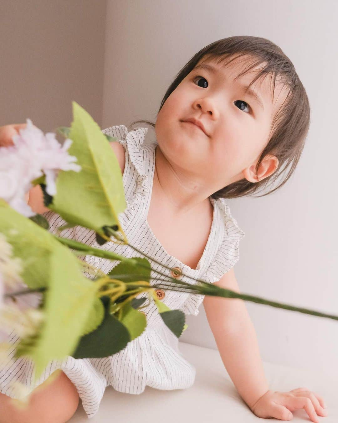 ジェシカ・ヤマダのインスタグラム：「Foto studio ala ala pake bunga ya Ayaaa @jessbebes 🐰💐 futugrafer: ie El @elleyamada 📸 . #21monthsold #babygirl」