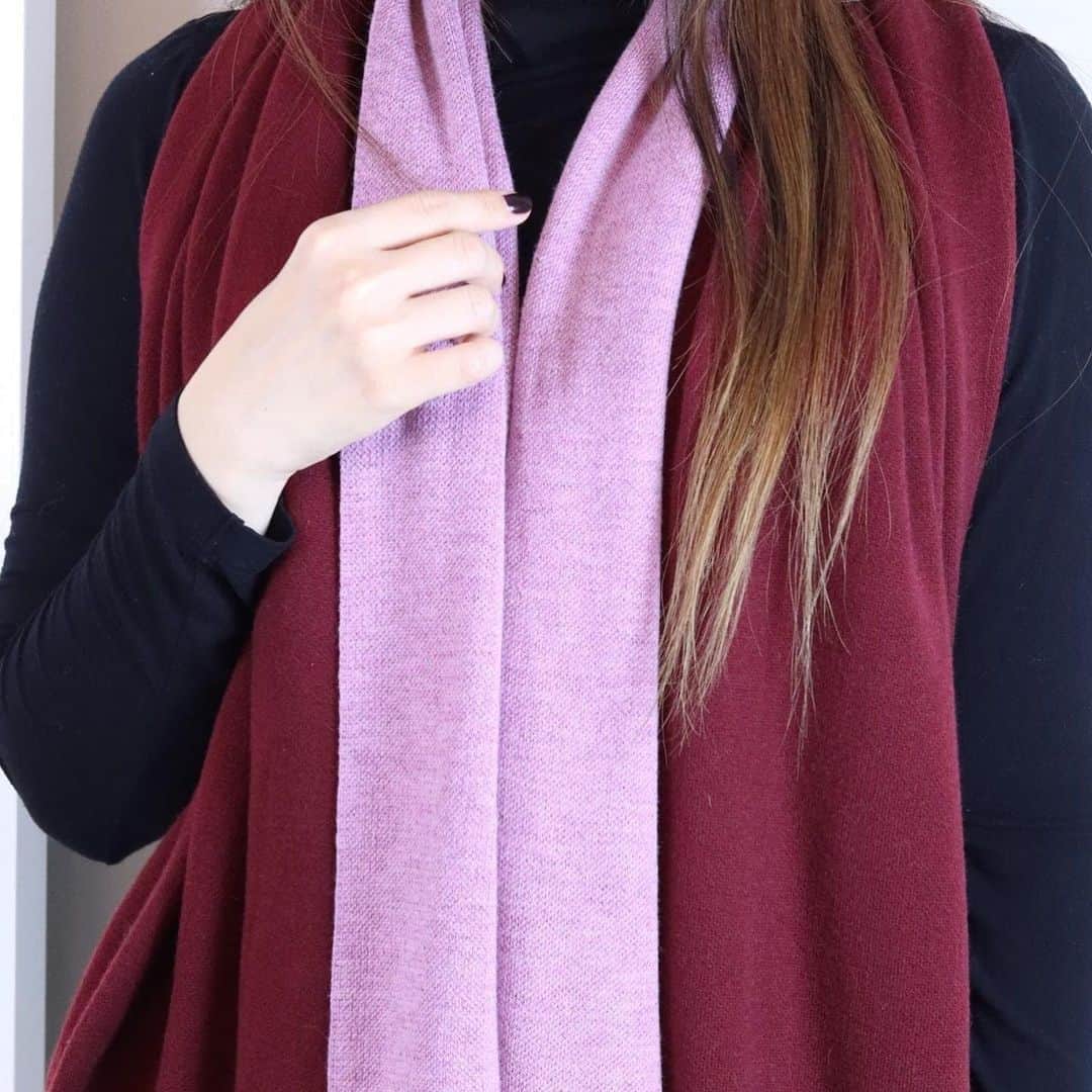 Chiakiさんのインスタグラム写真 - (ChiakiInstagram)「🌸お知らせです🌸 新しい商品、スカーフポンチョを作りました！ 寒い季節に1枚で様々な着方が出来る商品を作りたくて数ヶ月かけて仕上げました🌟  🌹大人な女性に似合うワインレッド✖️モーブピンク色🌹  ➡️袖を通すとポンチョに。 ➡️そのまま巻くとスカーフに。 ➡️広げて使うとブランケットに （私はよくレストランやカフェで寒い時に膝掛けとして使っています❤️）  販売は12月26日19時からです。 ¥7,000（税抜き） Chiaki Styleのウェブサイトで販売致します！ ※在庫販売になります！  また見やすい動画など、シェアするね😍」12月11日 19時19分 - chiakiinengland