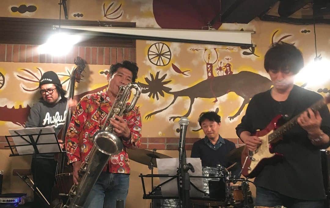 のインスタグラム：「昨日はJJQ（Jugem Jazz Quartet）で渋谷Yinega！  来てくれた皆さん、配信見てくれた皆さんありがとうございました！  次回のJJQは1月30日に本拠地、溝の口「樹下夢」から2021年をスタートしたいと思います♬  樹下夢で会いましょう〜！  #jugemjazzquartet」