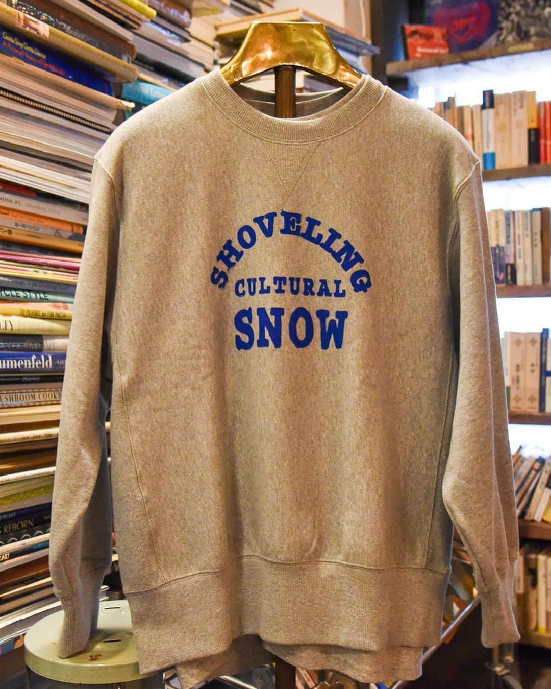 STYLERのインスタグラム：「#東京のご当地アイテム見つけました  今回は駒沢の〈SNOW SHOVELING BOOKS & DIALOGUE〉でイケてるスウェットを発見！  どうやらデザインはグラフィック関係の仕事をしていた経歴を持つ、店主・中村さんが手掛けているとのこと。お店とオリジナルアイテムの話について聞いてきました。  #facymen #駒沢 #SNOWSHOVELING #本屋 #ブックストア #オリジナルアイテム #ご当地アイテム #スウェット」