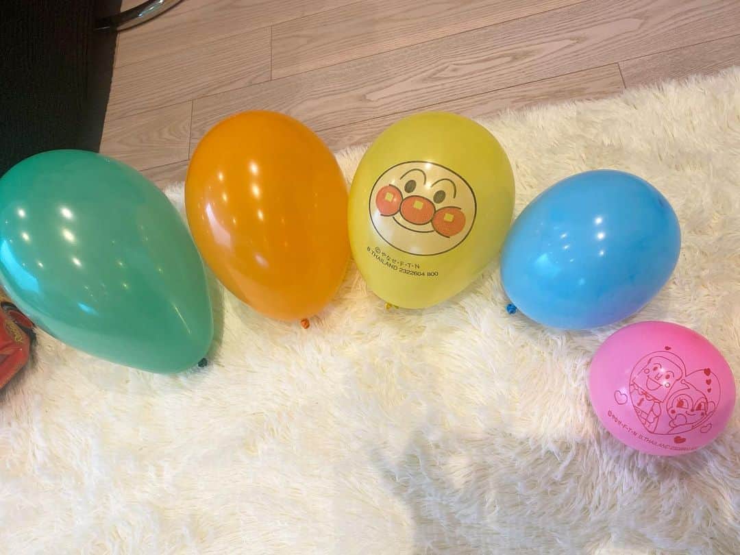 仁科仁美のインスタグラム：「息子がスクールに出かけた後の風船を見てなんか笑った🎈  几帳面！！笑笑」