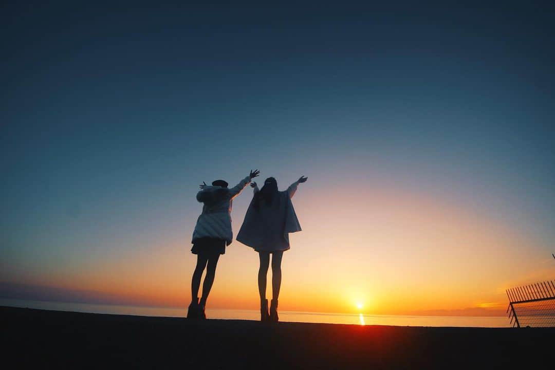 佐倉知里さんのインスタグラム写真 - (佐倉知里Instagram)「. 💓👭💓 . . . . #loveyou#R#thankyouforyoursupport#smilealways . . #sunset#sunsetphotography#sunset_pics #sunsetlovers #夕陽#夕陽スポット . . . . 偶然いらしたカメラマンの方に沢山写真撮っていただいた♡素敵な思い出をありがとうございます☺️ @natsuki1962」12月11日 19時34分 - chisa_tiara