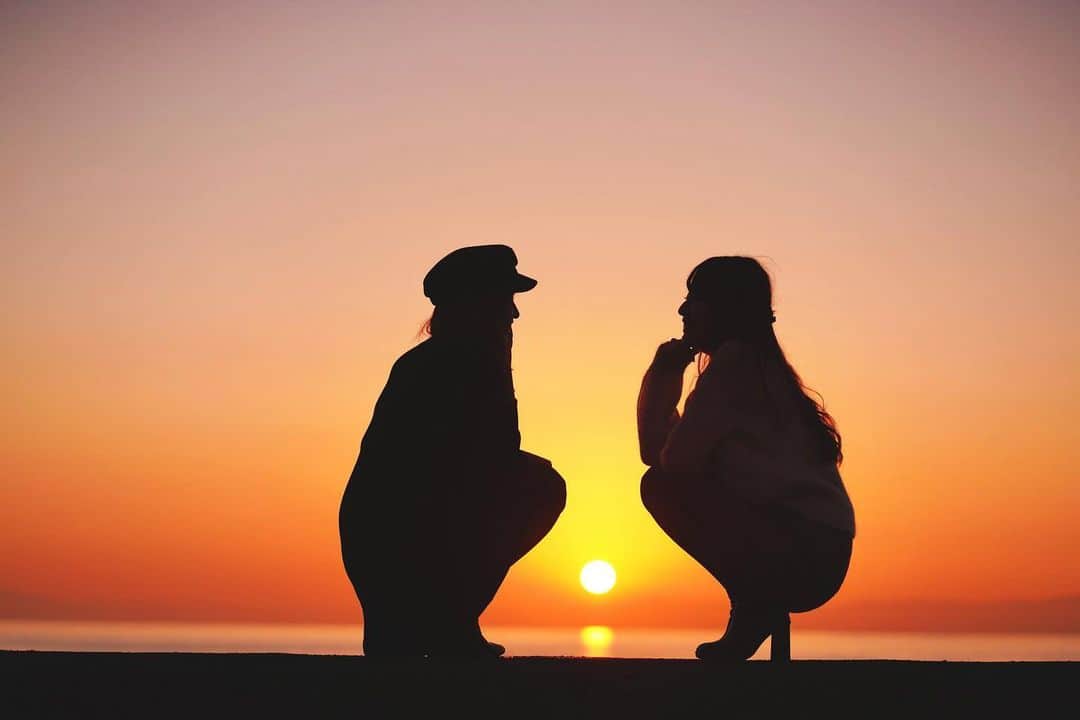 佐倉知里のインスタグラム：「. 💓👭💓 . . . . #loveyou#R#thankyouforyoursupport#smilealways . . #sunset#sunsetphotography#sunset_pics #sunsetlovers #夕陽#夕陽スポット . . . . 偶然いらしたカメラマンの方に沢山写真撮っていただいた♡素敵な思い出をありがとうございます☺️ @natsuki1962」