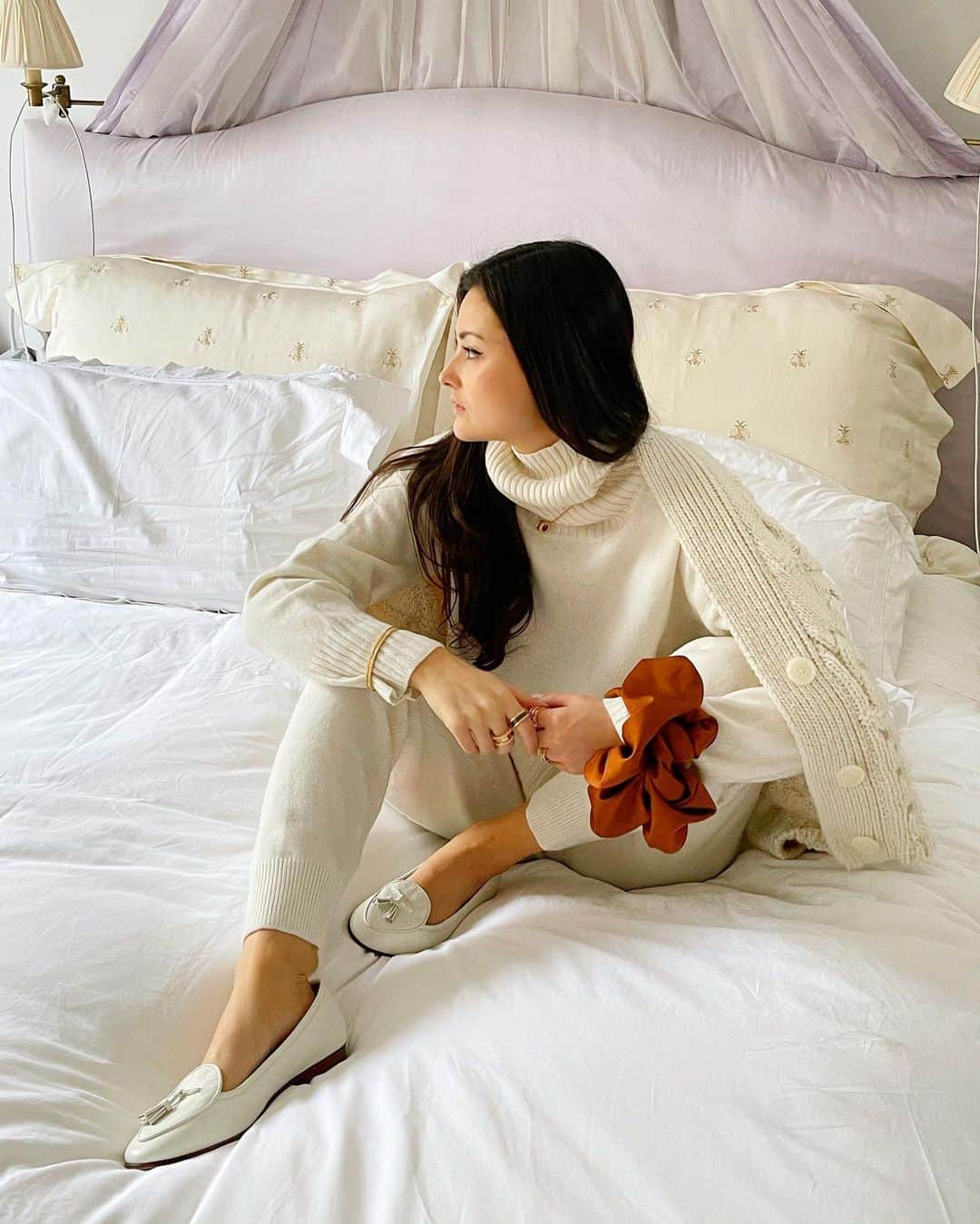 のインスタグラム：「Don’t put shoes on the bed... don’t worry see the last slide for clean freaks like me!  #peonylimstyle  Shoes gifted」