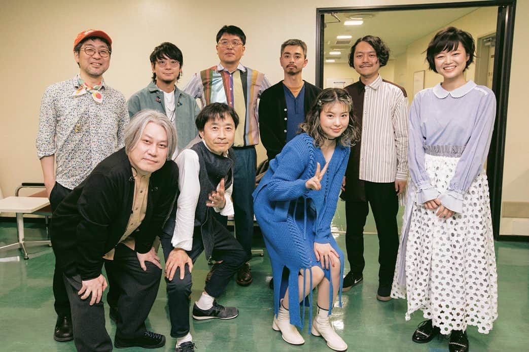 弓木英梨乃のインスタグラム：「『KIRINJI LIVE 2020』NHKホール2日間、本当にありがとうございました！  あの空気、緊張感、興奮…思い出すとゾクゾクします。 たくさんの方々のおかげでこうやってライブを開催することができて、うれしくて胸いっぱいです。  2013年4月にNHKホールの客席で「これからキリンジってどうなるのかなぁ〜」なんて思いながら兄弟キリンジのラストライブを見ていたのですが、まさか8年後に自分がKIRINJIとして同じようにNHKホールでラストライブをやることになるなんて！人生っておもしろいですね☺️  わたしは22歳から30歳まで、20代のほとんどをKIRINJIで過ごして、振り返ると青春の思い出みたいなものがたくさんあります🌈 長かったような気もするし、あっという間だったような気もします。  メンバー4人はもちろん、素晴らしいPAチーム、楽器チーム、制作チームのみなさんとも7年半ずっと一緒にKIRINJIのライブをつくってきました。最後のライブはそんなみんなの想いがつまったライブになりました☺️  7年半、いろいろあったけどとても楽しかったです！ありがとうございました！」