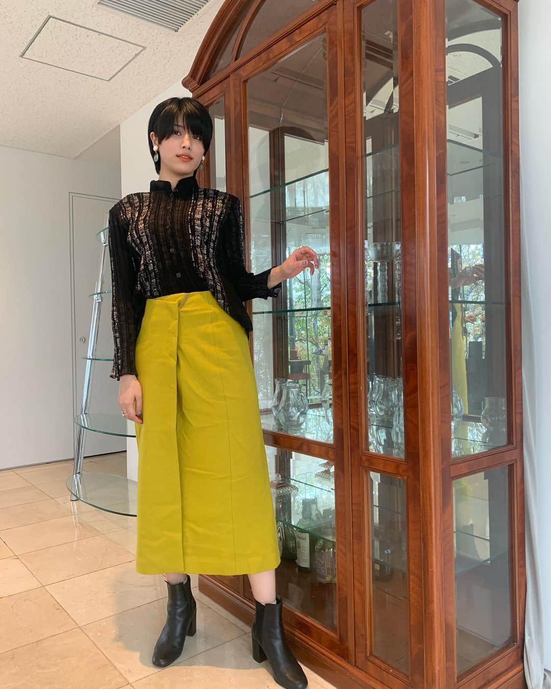 春川芽生のインスタグラム：「#私服🌈#衣装 ソロショット！ ヒール履くのもポーズとるのも久々な感じ💁‍♂️」