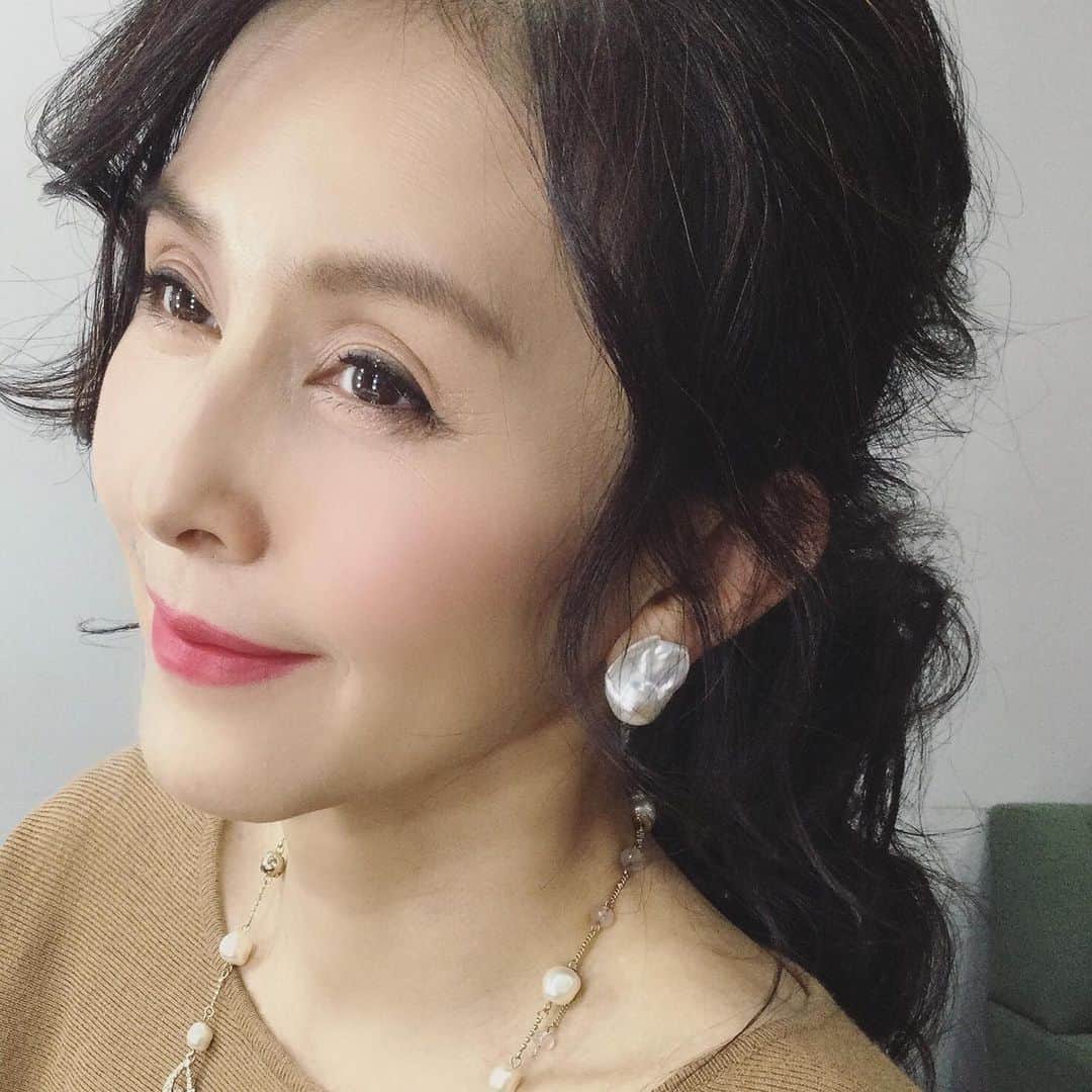 杉本彩のインスタグラム：「* * どんなシーンにもどんなファッションにもとても合わせやすいバロックパールのピアス✨  天使の羽みたいなニュアンスもあり一目惚れ💖  バロックならではの魅力があって気に入ってます✨  @millie.jewelry #milie #ミリー  #パール #バロックパール #ジュエリー  #アクセサリー  #世界に一つ  #エンジェルパール」