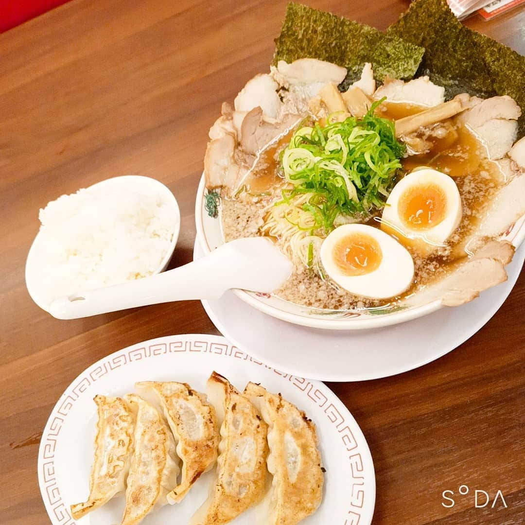 松本隆博のインスタグラム：「。 昨日分で超早めの 御用納め。 松本隆博の、 令和2年イベントは 全て終了しました。 会計士にさくっと 電話で聞きましたら… 売上！なんと！ 昨年の7割減くらい かなと…(￣▽￣;)  ヤケ食いに来てまーす！ マジで中国政府に請求 しようかと思います。 （笑）」