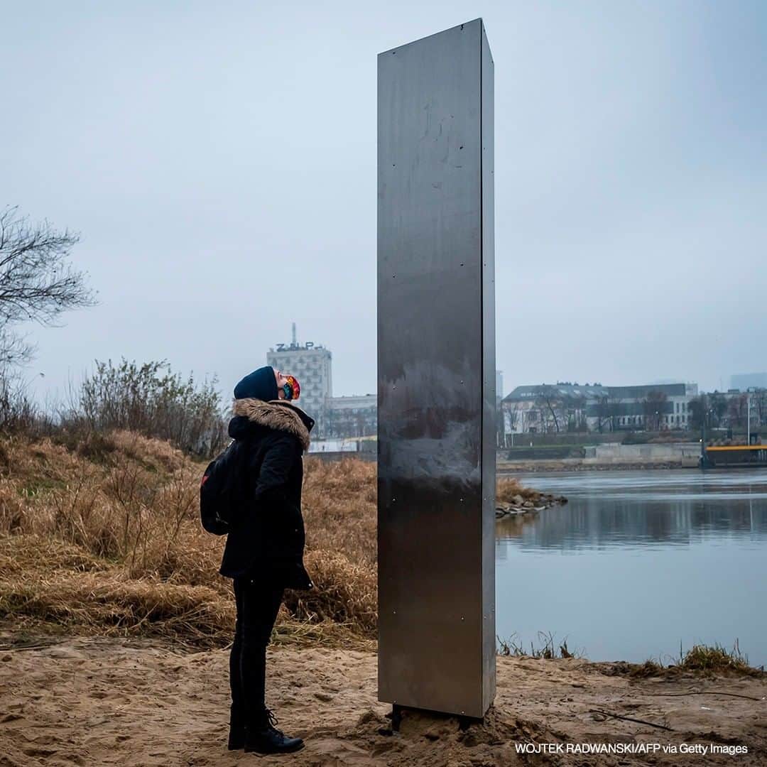 ABC Newsさんのインスタグラム写真 - (ABC NewsInstagram)「A woman looks at a metal monolith that appeard on a riverbank of the Vistula in the Polish capital Warsaw, the latest in a string of similar objects that have recently appeared in Europe and the US. #poland #monolith」12月11日 19時30分 - abcnews