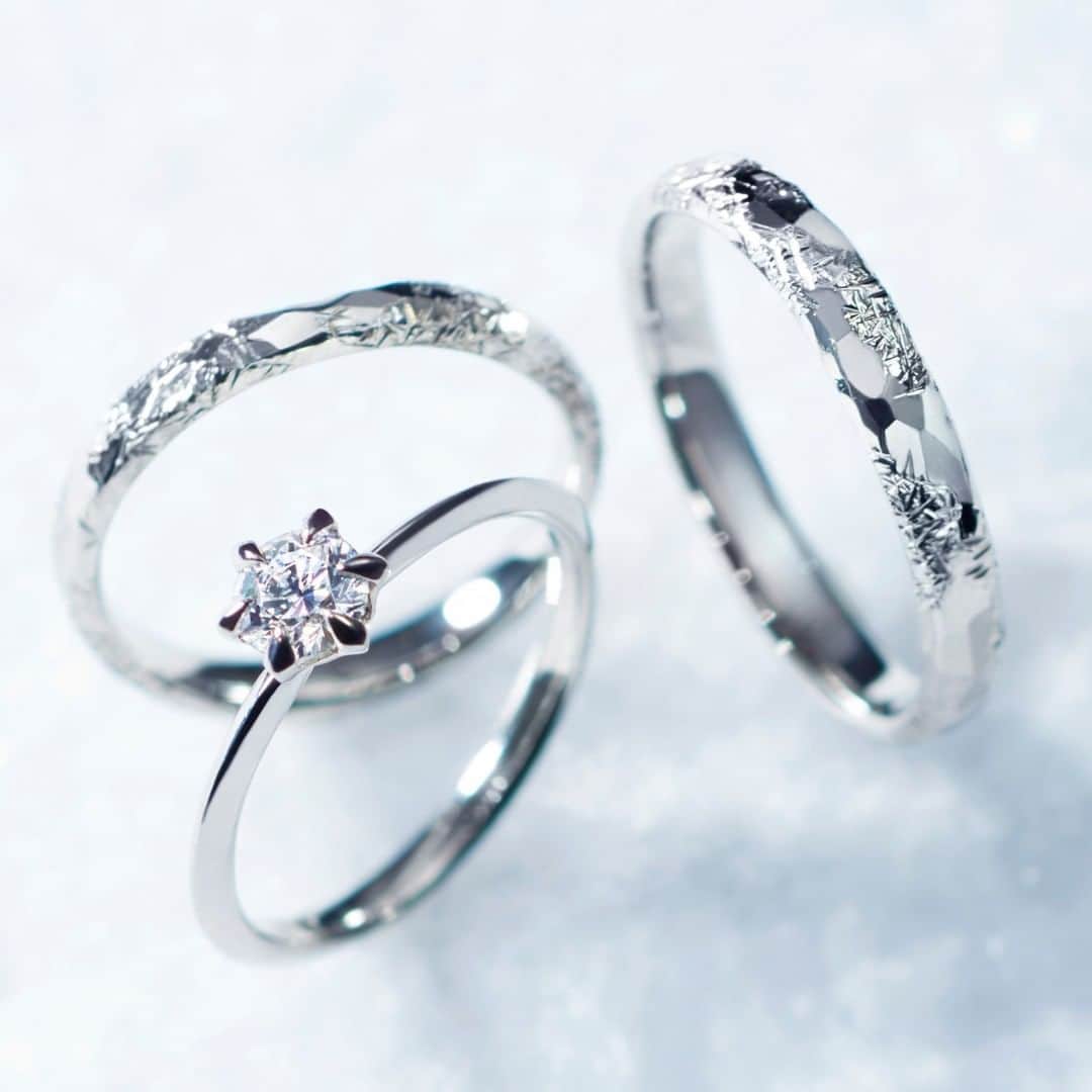 SORA ≪SORA表参道の公式アカウント≫さんのインスタグラム写真 - (SORA ≪SORA表参道の公式アカウント≫Instagram)「@sora_omotesando . 【HANAKOORI-花氷-】 冬の自然美が左手で永遠の輝きを放つ婚約指輪❄︎  ダイヤモンドを囲む6つの爪のデザインで 雪の結晶を表現しました。  シンプルで繊細さもあわせ持つフォルムが特徴です。  一瞬で消えていく儚くも美しい冬の美しさを ふたりの永遠の結晶としてまといませんか？  ------------------- ▼HANAKOORI-花氷- https://www.sora-w.com/gallery/case/hanakoori/  ▼SORAオフィシャルサイト https://www.sora-w.com/  ▽SORA公式サイトはTOPのURLからcheck * >>> @sora_omotesando . --------------- ぜひ『 #結婚指輪sora 』のハッシュタグで SORAの写真を投稿してくださいね＊* こちらのアカウントでリグラムさせていただきます♪ . #結婚指輪 #婚約指輪 #指輪 #表参道 #オーダーメイド #プレ花嫁 #ブライダル #ウェディング #手作り #bridal #wedding #マリッジリング #エンゲージリング #金属アレルギー #金属アレルギー対応 #bridalring #weddingring #サプライズ #ペアリング #ご褒美ジュエリー #Marriage #2021冬婚 #刻印リング #ネックレス #ジルコニウム #ソラ #ペンダント #クリスマス #クリスマスギフト」12月11日 19時31分 - sora_omotesando
