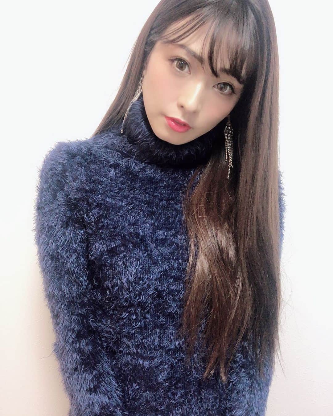 Fujikoのインスタグラム：「今のところ、順調にストレートヘアー続いてます。笑  今日は金曜日💓  お仕事疲れの方も多いのかな？  しばらく配信できてなかったから 明日配信しようかなと思ってます✨  よろしくお願いします✨  また時間も告知しますね🥺  #Fujiko#ストレートヘアー#サラサラ#縮毛矯正#アーティスト#配信」
