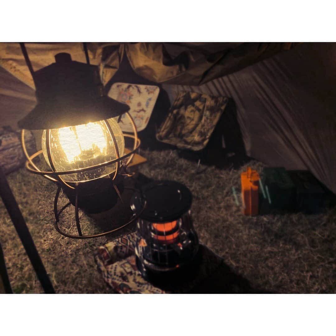 ダイスケのインスタグラム：「千葉のお台場海浜庭園で海キャンしてきました⛺️🌊 2回目使用のRevoタープ&ウォールが男心くすぐるというか、ミリタリーな秘密基地感でやはりいい感じ！広さも良き！  飲んだり釣りしたり(釣れてはいない) ただ波の音を聴いて過ごしたり、 星も綺麗でデトックスな冬キャンプでした。  #冬キャンプ #海キャンプ  #キャンプ #camp #revotarp #revowall  #アルパカストーブ  #ベアボーンズランタン  #レイルロードランタン  #aoクーラーズ #nanga  #炎音 #お台場海浜庭園  #千葉キャンプ ＃スタンレー」