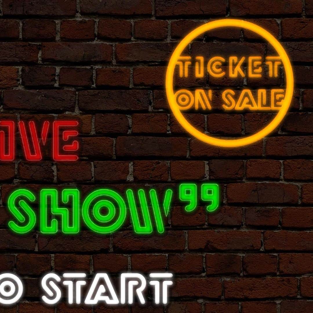 BuZZ【公式】のインスタグラム：「BuZZ ONLINE LIVE "BuZZ LA NIGHT SHOW"﻿ 2020.12.23(水)20:00 START﻿ ﻿ ローチケLIVE STREAMINGにて視聴チケット販売中﻿ ☞ホームの🔗から﻿ ﻿ ・BonusTrack付チケット：3,500円（税込）﻿ ┗本編後そのまま観ることができるここだけのMCとBonusTrack付き﻿ ・一般チケット3,000円（税込）﻿ ﻿ 視聴チケット販売URL：https://l-tike.com/buzz1223﻿ 視聴チケット販売期間：12.7(月)12:00～12.26(土)22:00まで﻿ ﻿ アーカイブ期間：12.23(水)終演後～12.26(土)23:59﻿ ﻿ 《フルバンドによる完全生音LIVE！》﻿ クリスマスメドレーなどこの季節ならではのセクションも織り交ぜつつ﻿ この日だけのLIVEアレンジで、BuZZらしさが溢れる新たなエンターテイメントをお届けします。﻿ 2020年を締めくくるプレミアムなBuZZ ONLINE LIVEに是非ご期待ください！﻿ ﻿ #BuZZLANIGHTSHOW #バズラナイトショー #3u22 #BuZZ」