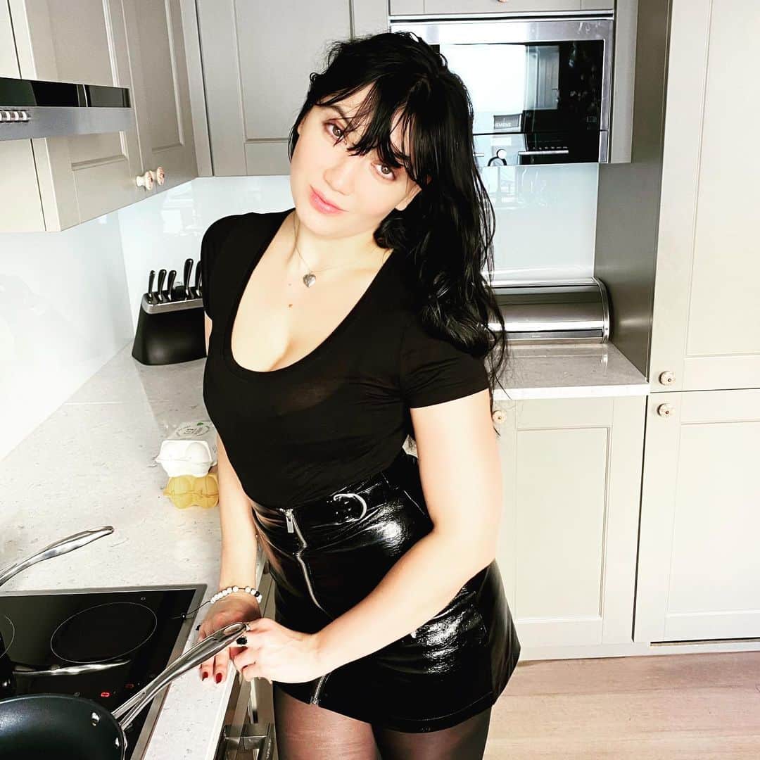 デイジー・ロウのインスタグラム：「How do you like your eggs in the morning? @chevalcollection #chevalknightsbridge」