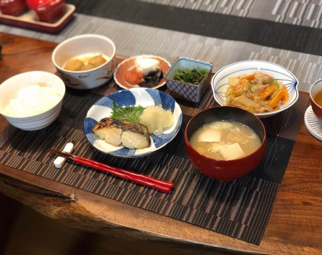 月央和沙さんのインスタグラム写真 - (月央和沙Instagram)「うちの晩ごはん🍚 . #さわらの西京焼き  #白菜と豚肉のうま煮 #里芋の煮物 #ほうれん草の胡麻和え #豆腐とお揚げのお味噌汁  #ぬか漬け #明太子 #褒められると #調子にのるタイプです」12月11日 19時36分 - kazusa_tsukio