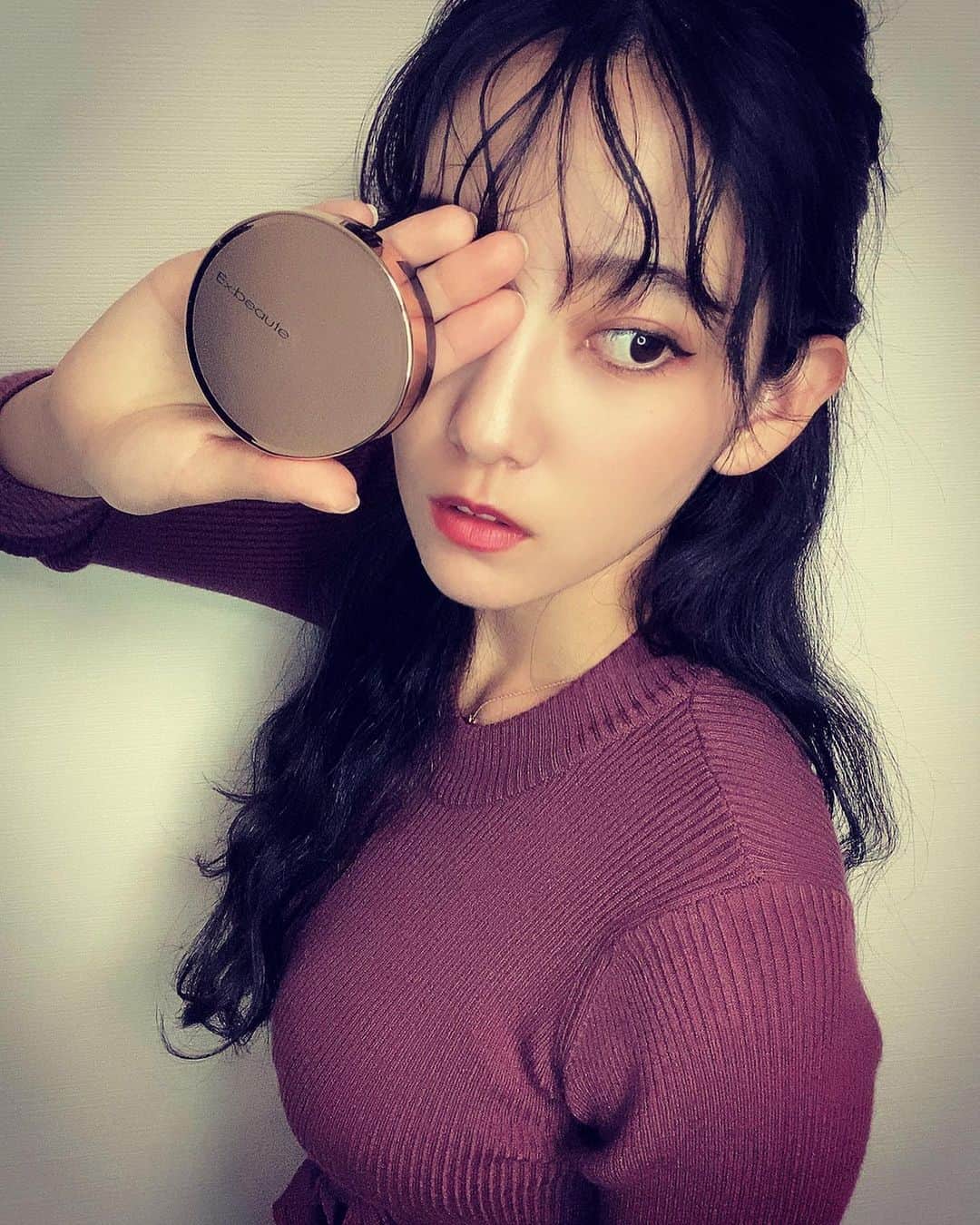 椿梨央さんのインスタグラム写真 - (椿梨央Instagram)「最近よく使ってるオススメの ファンデーション💄 エクスボーテ😊💕 . uvも入ってるし毛穴も隠れるしで いつも朝せかせかしてる私には 時短できるし必須アイテム✨ . ちなみに アイブロウは DECORTE ハイライト CHANEL リップ YSL アイライナー　BLACK MAQuillAGE  . 使ってます🤟🏻 . . . 最近メイクするの楽しい🥰 . . . #エクスボーテ  #ホワイトカバークッション #クッションファンデ  #時短メイク #美容液ファンデーション #女優肌 #メイク」12月11日 19時52分 - rio_tbk