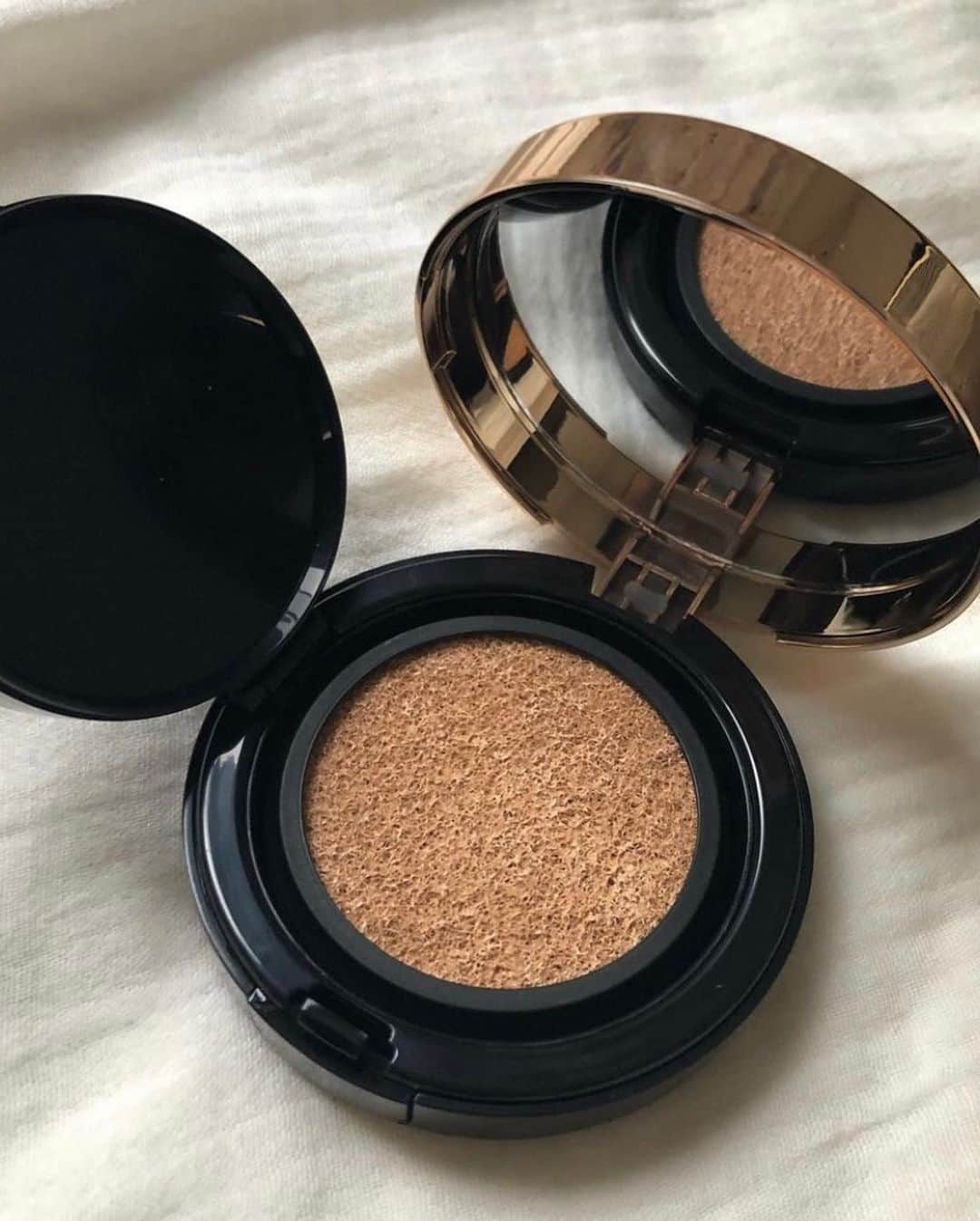 椿梨央さんのインスタグラム写真 - (椿梨央Instagram)「最近よく使ってるオススメの ファンデーション💄 エクスボーテ😊💕 . uvも入ってるし毛穴も隠れるしで いつも朝せかせかしてる私には 時短できるし必須アイテム✨ . ちなみに アイブロウは DECORTE ハイライト CHANEL リップ YSL アイライナー　BLACK MAQuillAGE  . 使ってます🤟🏻 . . . 最近メイクするの楽しい🥰 . . . #エクスボーテ  #ホワイトカバークッション #クッションファンデ  #時短メイク #美容液ファンデーション #女優肌 #メイク」12月11日 19時52分 - rio_tbk