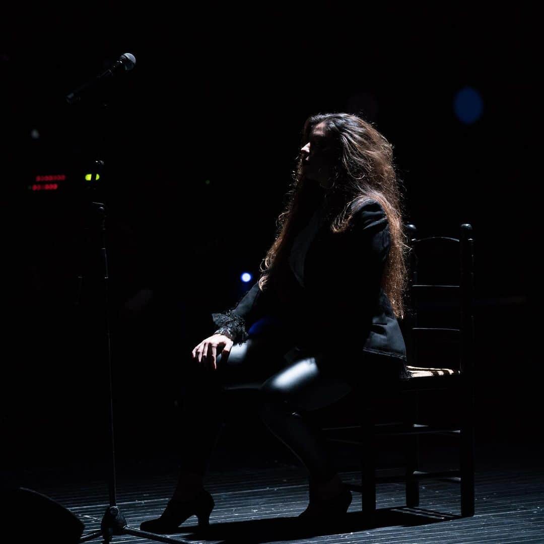 DeFlamenco.comのインスタグラム：「Soleá Morente canta a Morente, ayer en #SumaFlamenca 2020  @soleamorente   #flamenco #deflamenco #flamencomadrid #fotoflamenco  📷@manjavacas.flamenco」