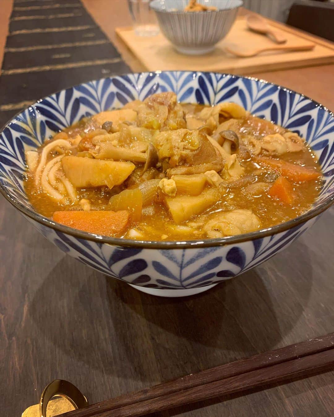 のインスタグラム：「今夜はおサボり、味噌汁カレーうどん！  お味噌汁の残りとカレーの残りmix。 カメラマンのソネットに教えてもらった万能つゆ入れたら、すんごいコクが出て美味しー✨✨ #ほんとにこれだけ🤣 #いいのさ　#おつかれ私🤣」