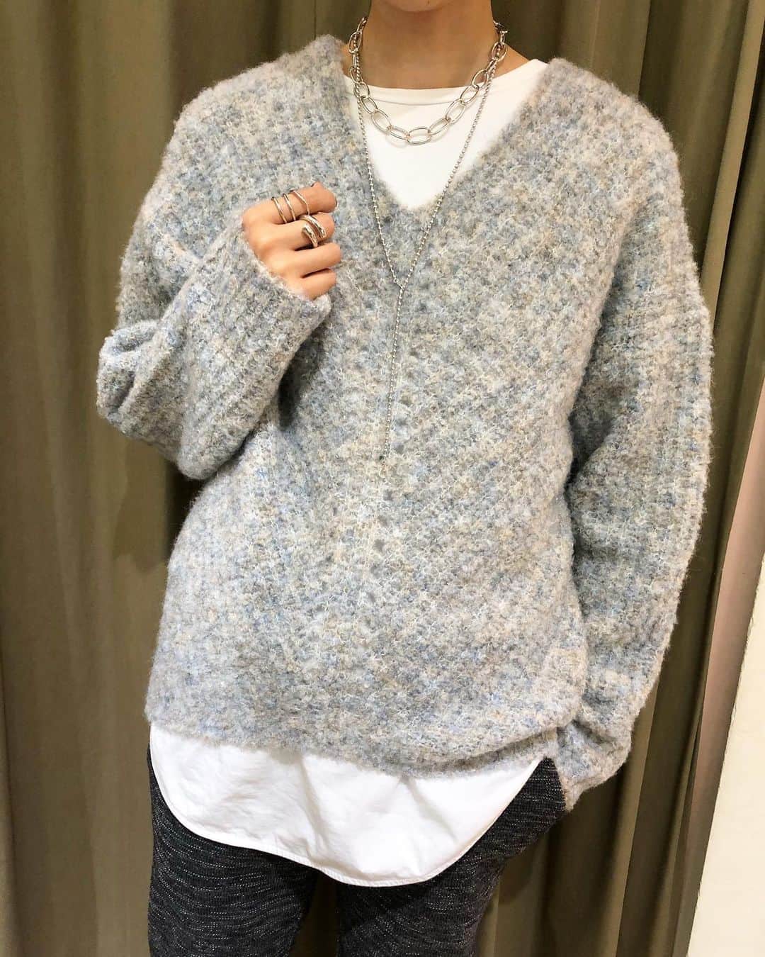 GATHER yamatoのインスタグラム：「今年らしい ニットの着方、指南編。 まずは→→→スワイプ2枚目 必ず今年買う！白ロンT 6900円+tax  そこにジャラジャラ主張系リング チェーン系のネックレス マスクチェーンにもなる ボールチェーン  そこに ロンTが見えるような ニット投入！ #donamarie  8800円 レザーポシェットも #herb 12100円 どちらも税込み  是非お試しください！  #gather #まめっちコーディネート #被写体まめっち」