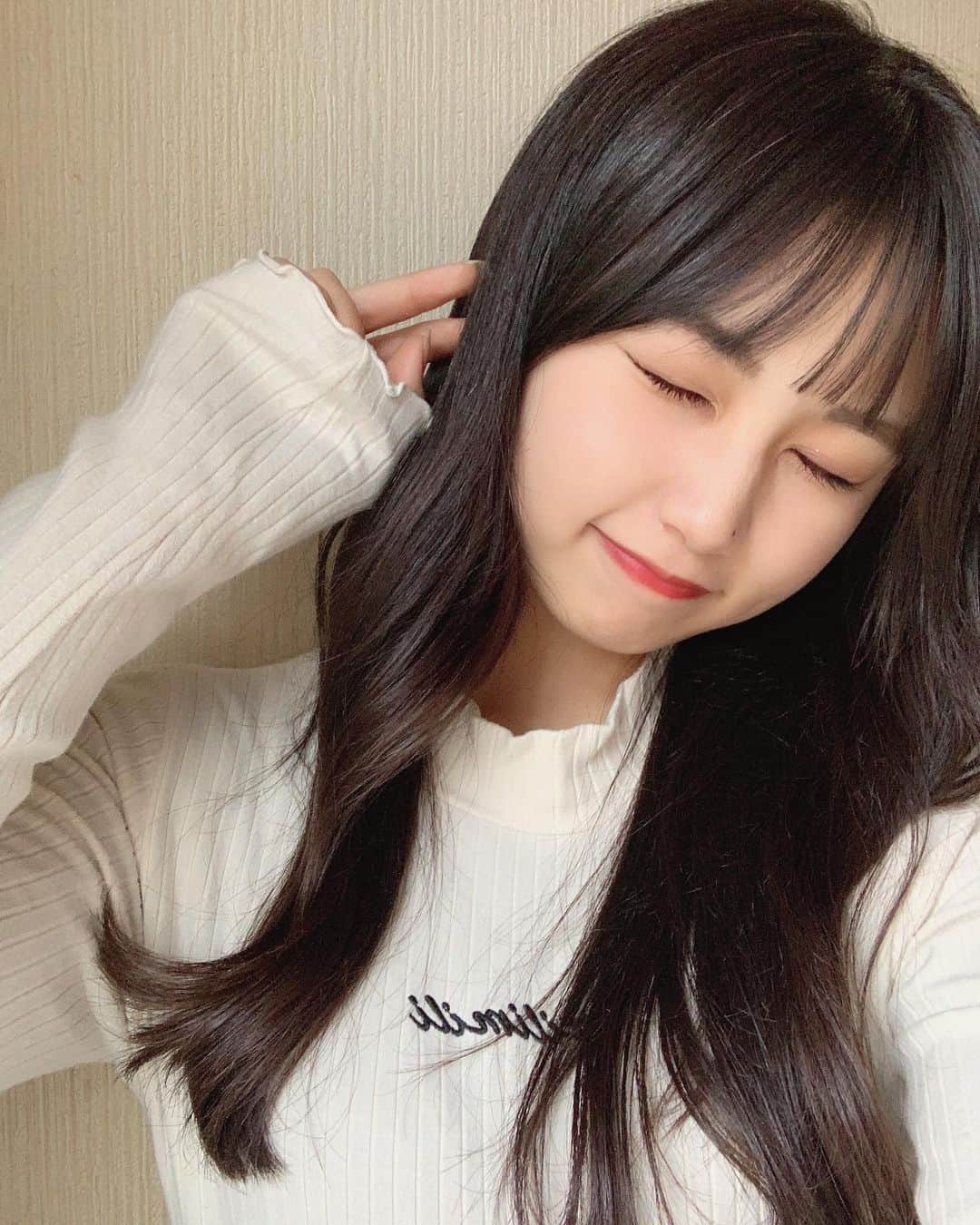 宮丸くるみのインスタグラム：「なんか今あくびがとまらなすきる、笑   2分に１回くらいのペースでしてる気がする、、笑  写真はこの前の自撮りデス🤭  ・ ・ ・  #リリバリ #lilyofthevalley #アイドル #idol #jk #17歳 #高校生 #ぱっつん前髪 #ロングヘア #巻き髪 #黒髪」
