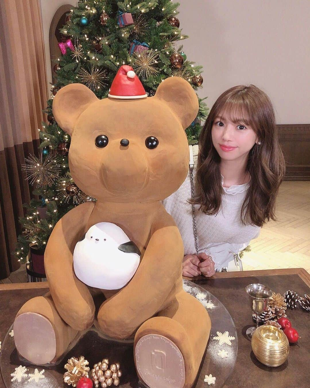 加田穂乃華のインスタグラム：「・ ルワンジュ東京のクリスマスコレクションへ🎄🧸🎂  どのクリスマスケーキも可愛すぎて、 幸せな空間すぎました🥺♡  マカロンやエクレアのスイーツも美味しくて 終始感動👏🏼笑  そしてもうすぐクリスマスなんだなぁという実感が湧きました！！笑  #louangetokyo #christmas #christmascake #cake #ルワンジュ東京 #クリスマスケーキ #クリスマス」