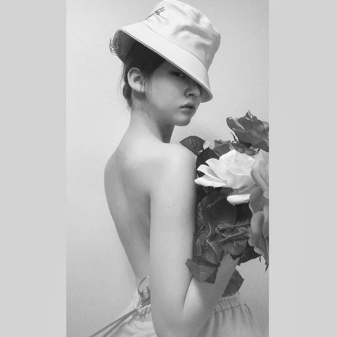 のインスタグラム：「・ ・ 自分しか出せない魅力 ・ #ナタリア聖奈 #ljk #アート #vogue #背中美人 #花束 #作品 #セクシー」
