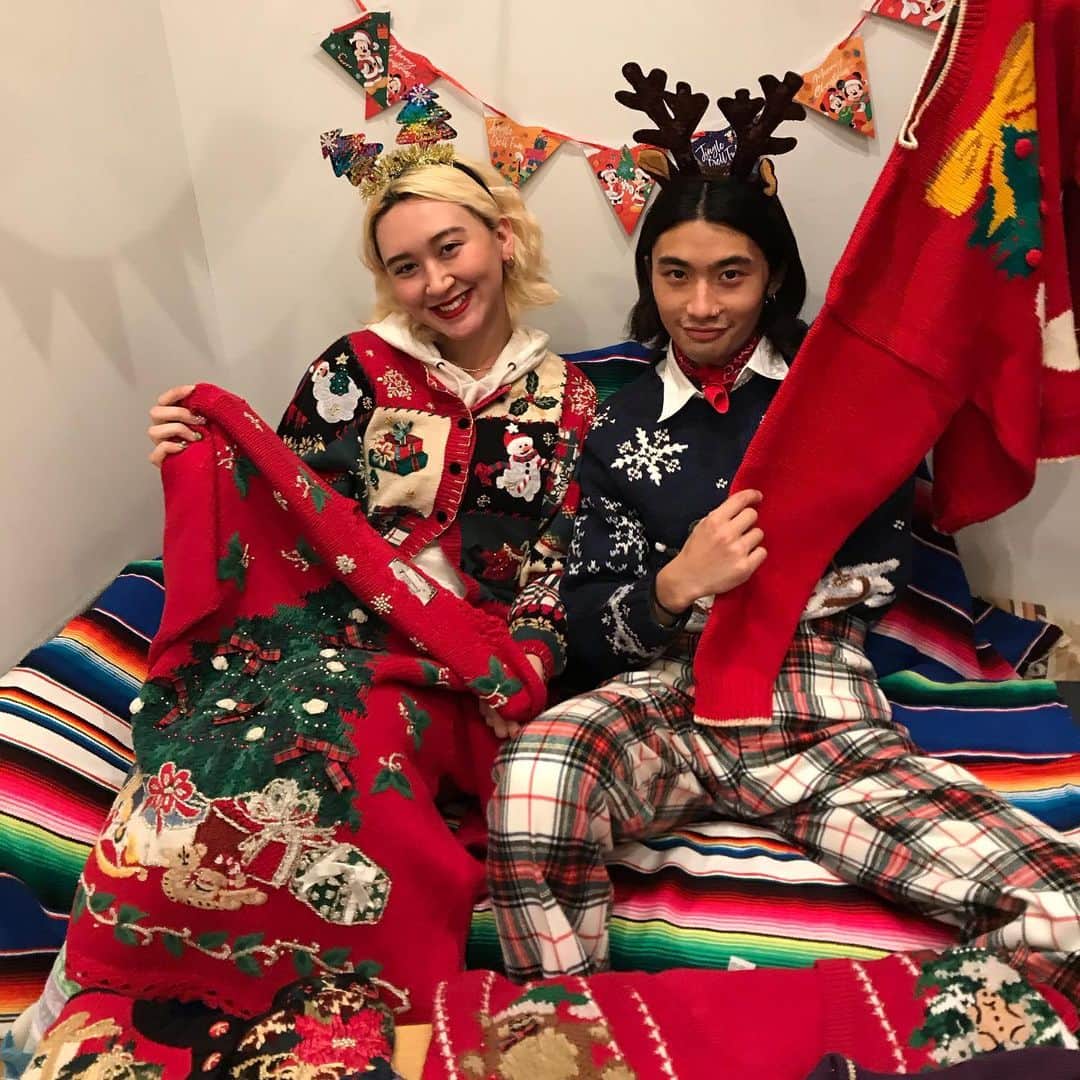 のインスタグラム：「. 【 ❤️クリスマスコーデ💚 】  クリスマスが近づいてきましたね✨  今年はクリスマスアイテムを着て、お家で楽しくホームパーティをしてみてはいかがでしょうか？🎄☺️✨  セーター、カーディガン、スウェットなど ご用意しております！！  感染予防対策徹底しておりますので、 皆様の御来店お待ちしております💫  原宿シカゴ竹下店 東京都渋谷区神宮前1-7-1 B1F 03-6721-0580 営業時間 12時～20時(短縮営業) JR原宿駅から徒歩3分 東京メトロ明治神宮前駅から徒歩5分  #クリスマス#クリスマスコーデ #原宿#原宿シカゴ#竹下通り#古着#古着屋#古着屋さん #古着女子#古着男子#フルジョ#フルダン#フリクロ #原宿#下北沢#吉祥寺#京都 #harajuku#harajukuchicago#takeshitastreet #usedfashion#usedstyle#usedmix #usedclothing#vintage#outfitsociety」