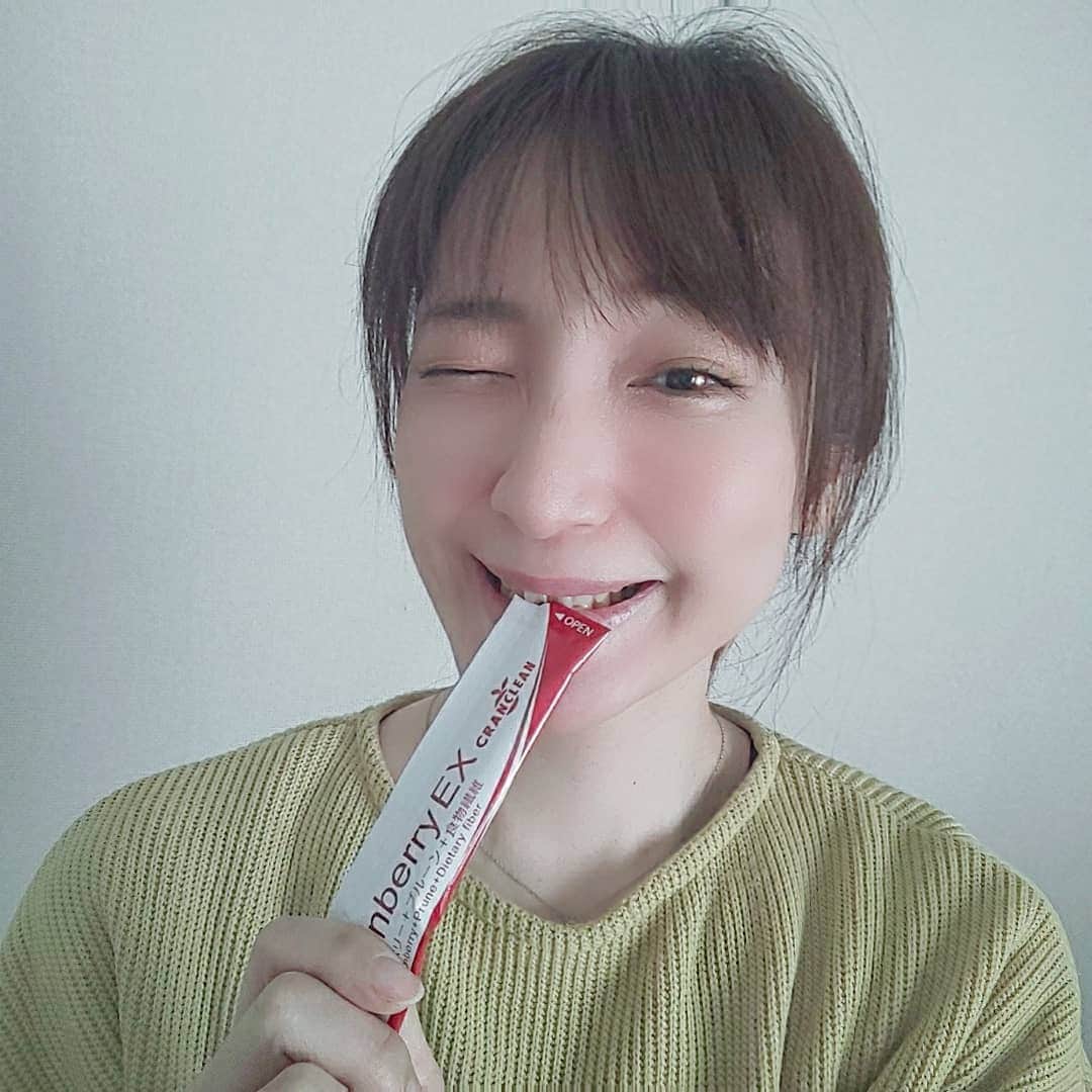 のインスタグラム：「【強烈な酸っぱさは、グランベリーのパワー成分】  「うへーっ、酸っぱい！！」 最初に食べた時の印象です😆  クランベリーの栄養成分に着目した こちら高濃度ソフトゼリーは、 とろ～んとしているから そのままでも♥️ ヨーグルトにかけても♥️ トーストに塗っても♥️  毎日飽きずに摂れるの😍  試し初めてから約2週間。 むくみがちだった脚が、 何だかすっきりしている気がします👍️  そのまんまの果実感がダイレクトに伝わる酸っぱさにも慣れたし、 いやむしろヤミツキだし🤣 女性に嬉しい成分が凝縮されているので もうちょっと続けてみよう～っと💎  @cranclean  #クランベリーEX #clanclean #クランクリン #クランベリー #ポリフェノール #プロアントシアニジン #キナ酸 #健康 #美容 #美容ゼリー #サプリメント #美 #beauty #食品添加物不使用 #pr #藤原宏美 #生花が好き #お花のある暮らし」