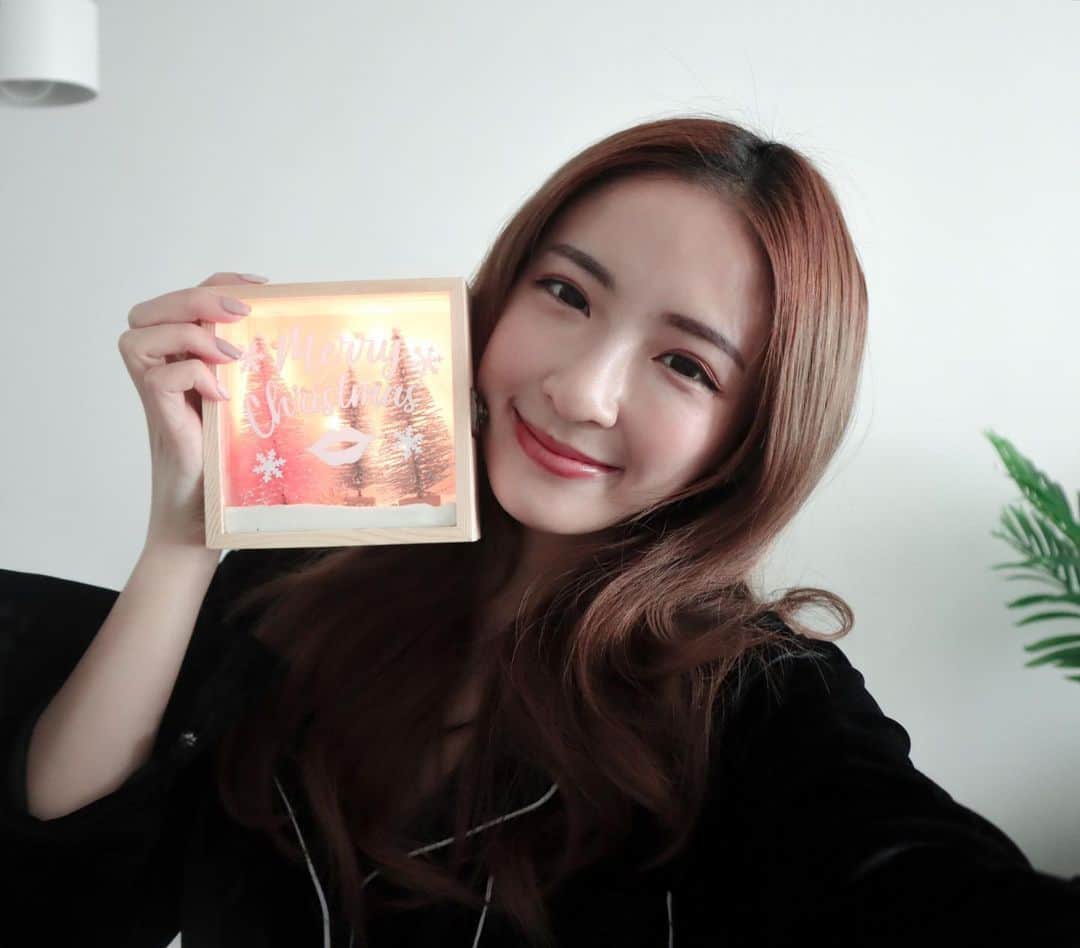 Giann Chanのインスタグラム：「轉眼又到聖誕..  無法想像去芬蘭已經是去年的事 雖然今年不能去旅行 連本地外出都不太ok  但其實留在家中都可以好有聖誕氣氛的🤍 因為由即日起至12月27日期間到東薈城名店倉消費滿指定金額，成為CLUB CG會員，就可以換領「聖誕親親網上工作坊」DIY材料包 回家就可以享受一下手作時間  過一個簡單但療癒的聖誕🌲  @citygateoutlets #東薈城名店倉 #citygateoutlets #聖誕親親暖暖全城 #親親聖誕森林#FeeltheChristmasKisses #6米高精靈聖誕樹屋 #甜蜜聖誕獎賞#聖誕親親網上工作坊 #點亮心意聖誕LED燈箱 #浪漫聖誕蝕刻玻璃樽燈 #不織布迷你聖誕樹 #點亮親親聖誕樹 #漂亮出走 #EscapeInStyle」