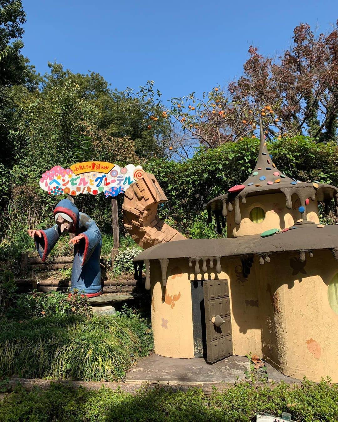 花田浩菜さんのインスタグラム写真 - (花田浩菜Instagram)「少し前に行った#羽村市動物公園 🐻❤️ . 気がついてみれば、 娘ちゃんの動物園（こちらは動物公園ではありますが😊）デビューがこちらでしたが、 何より素敵だなと思ったのが『童話のへや』がたくさんあったり、至るところに動物園を楽しめるように温かい工夫がされているところ✨📖 . . ヘンゼルとグレーテルの部屋があったり、 物語のように自分で覗ける『つるの恩返し』の部屋があったり、サル山には『さるかに合戦』のお話が書いてあったり😊😊 なんと、これ全部職員さんの手作りなんだそう！動物のクイズが巡れば答えが表れるボードなど、息子は仕掛けを楽しんだり、娘にも童話のお話を教えてあげながら息子の遊んでいるのを待っていたり、親子で楽しめる暖かさのある動物公園でした😊 鯉に餌やりもやったり、1日楽しんで娘ちゃんと手を繋いでルンルンで歩く息子を見てほっこりした休日🙆‍♀️ 普段は遊んでるもの邪魔されると『まま抱っこしてぇぇ！』になりがちですが😅、こういうのを見ると、やっぱり兄妹いいな❤️って思う瞬間👶 詳しくはプロフィールから飛べるブログにもまとめています🙆‍♀️ . . ※羽村市動物公園は原則マスク着用です。撮影時のみ外しております。 @tamahatsu_official  #多摩の魅力発信プロジェクト#たま発 #tamahatsu #PR #子供とお出かけ #子連れでお出かけ #家族でお出かけ #暮らしを楽しむ #2歳差ママ #3歳 #生後11ヶ月  #1歳 #赤ちゃんのいる生活 #2歳差兄妹 #2歳差育児 #2児ママ #japan #happy #happydays」12月11日 19時57分 - hanadahirona