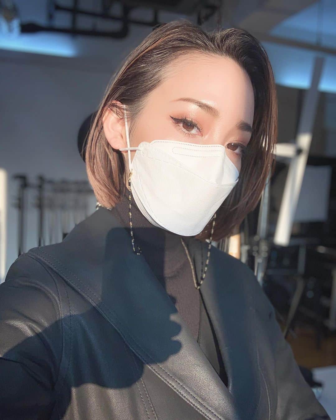 藤本奈月のインスタグラム：「KF94マスク　最近これつけてる方がイケてるんじゃないか？って程。 一日中着けてても、全く違和感無く。 安心感さえあるマスク。 ウレタンマスクも、布マスクも、そろそろこれからの時期はただのおしゃれマスクでアピールマスク。 コロナ云々だけで無く、感染病予防に。 自己管理のアイテムとして、最低限しっかりと機能が備わったマスクを選びましょ☀️ マスクへの意識を、新基準に😷🤐🤧  ＊ #韓国 #韓流ドラマ #俳優 #kpop #韓国好き #韓国トレンド #韓国ファッション #韓国情報 #韓国アイドル #韓国マスク #マスクコーデ #マスク #kpopマスク #アイドル #アイドルマスク #KF94 #KF94高性能マスク #超絶美意識  #感染対策 #感染対策意識向上」