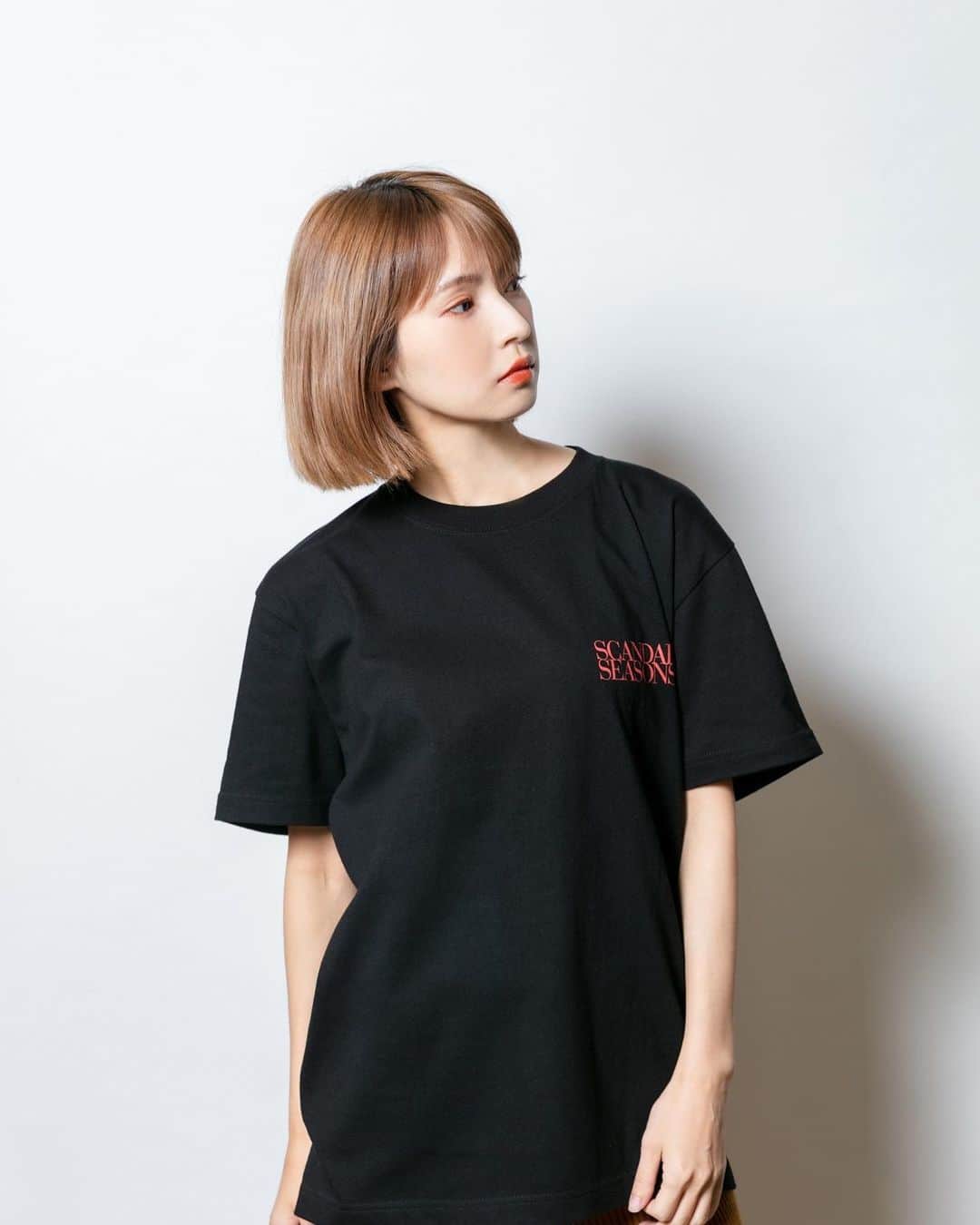 SCANDALさんのインスタグラム写真 - (SCANDALInstagram)「SCANDAL『SEASONS』collaborated with NAKED GOODS  SEASONS T-shirt(BLACK)  SIZE:S/M/L/XL ※写真はMサイズ着用 ¥3,000(+TAX)  photo by @k_amirin_photo  #scandal #scandal_seasons」12月11日 20時02分 - scandal_band_official