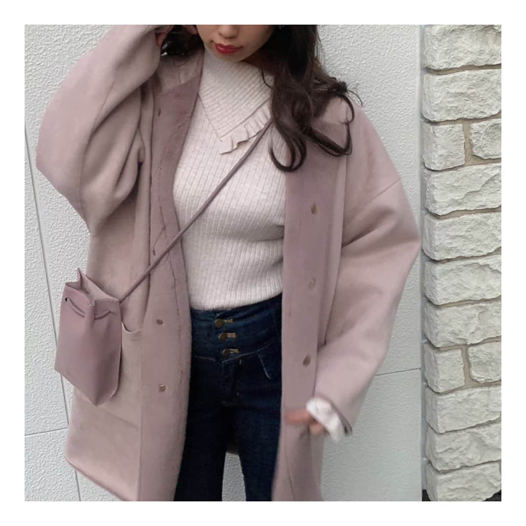 のインスタグラム：「. ♡new arrival♡ . ☑︎リバーシブルファーコート ¥29,000+tax (ラベンダー、アイボリー、モカ) . こちら入荷してから店頭でも大人気のアイテムです❤︎ フェイクファーとフェイクスウェードの リバーシブルでお楽しみ頂けます🌷 (お写真はスウェードの方で着用) . 店頭では残り僅かのカラーもございますので 是非お気軽にお問い合わせ下さいませ✨  ୨୧┈┈┈┈┈┈┈┈┈┈┈┈┈┈┈୨୧﻿ ﻿ 【営業時間】﻿ 月〜土：11:00〜21:00﻿ 日：11:00〜20:00﻿ ﻿ DEICY 大阪店﻿ ☎︎06-6372-1325﻿ ﻿ ■なお、お客様に安心して﻿ お買物をしていただけるよう、﻿ 新型コロナウィルス感染拡大防止策を﻿ 講じた上で営業いたします。﻿ ﻿ ご来店いただくお客様には﻿ ご不便をおかけすることもございますが、﻿ 何卒ご理解・ご協力を賜りますよう﻿ 心よりお願い申し上げます。﻿ ﻿ ୨୧┈┈┈┈┈┈┈┈┈┈┈┈┈┈┈୨୧﻿  #deicy #mecouture #deicyosaka #fashion #coordinate #ootd #monotone #winterfashion #instafashion #デイシー #ミークチュール #ファッション #コーデ #コーディネート #冬服コーデ #アウター #コート #リバーシブルコート #ピンクコート #ファーコート #フレンチガーリー #梅田エスト #梅田est」