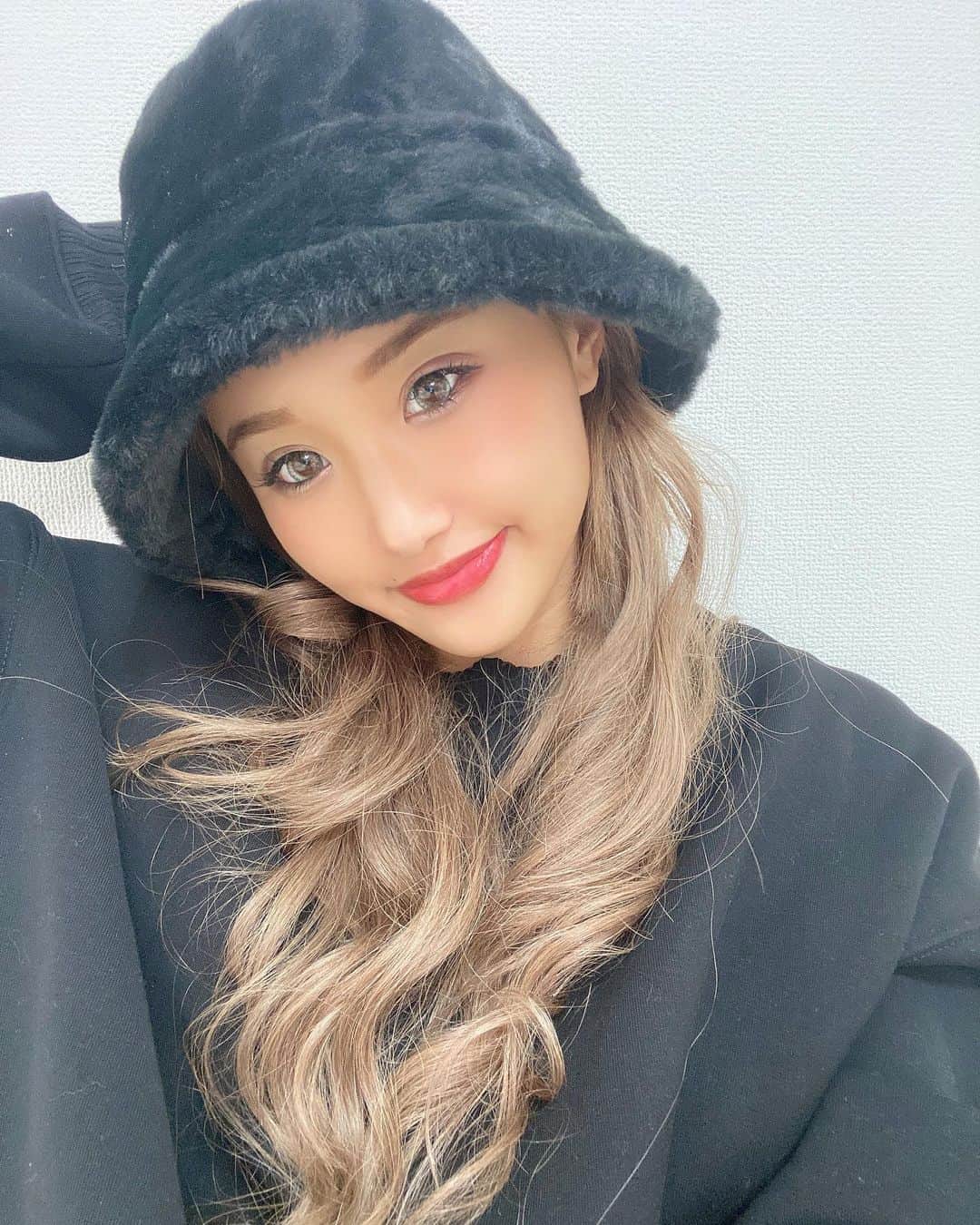 のインスタグラム：「. 最近バケハにハマってるんだ~🎩🤍 . . . 12/21 21:00 WITHLIVE です🤍 1.5分✖️2枠 3分✖️3枠 5分 ✖️4枠 10分✖️1枠　です❣️  お話しできるの今回も楽しみにしてます❤️ . #cjd #cyberjapan #cjd_elena #サイバージャパン #elena #new #バケハ #新人」