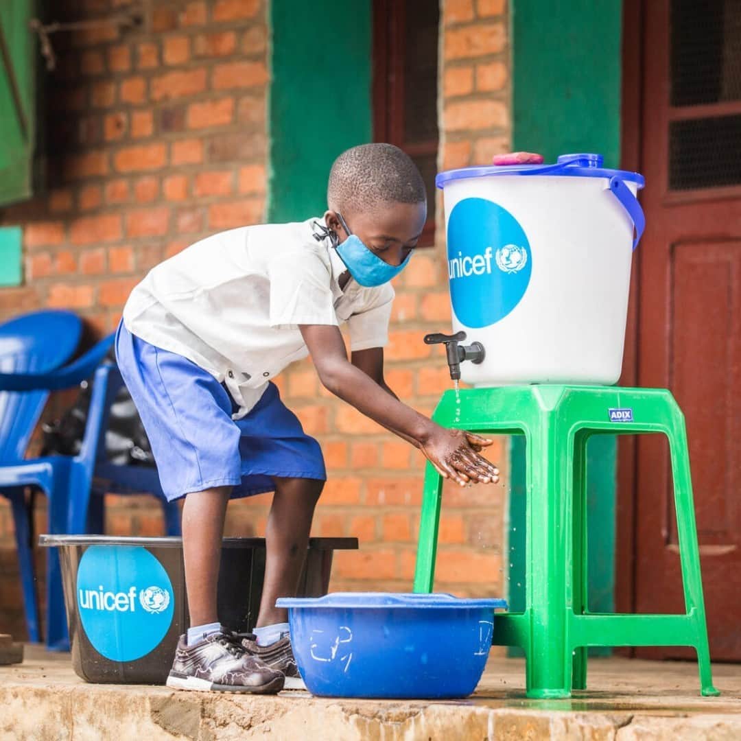 unicefさんのインスタグラム写真 - (unicefInstagram)「A primary school student in DR Congo wears a mask and washes his hands with soap and water before entering class.  When mitigation measures are in place, in-person schooling does not appear to be the main driver of #COVID19 infection spikes. UNICEF calls on governments to prioritise reopening schools and to take all actions possible to reopen safely.  © UNICEF/UN0367569/Tremeau」12月11日 20時05分 - unicef