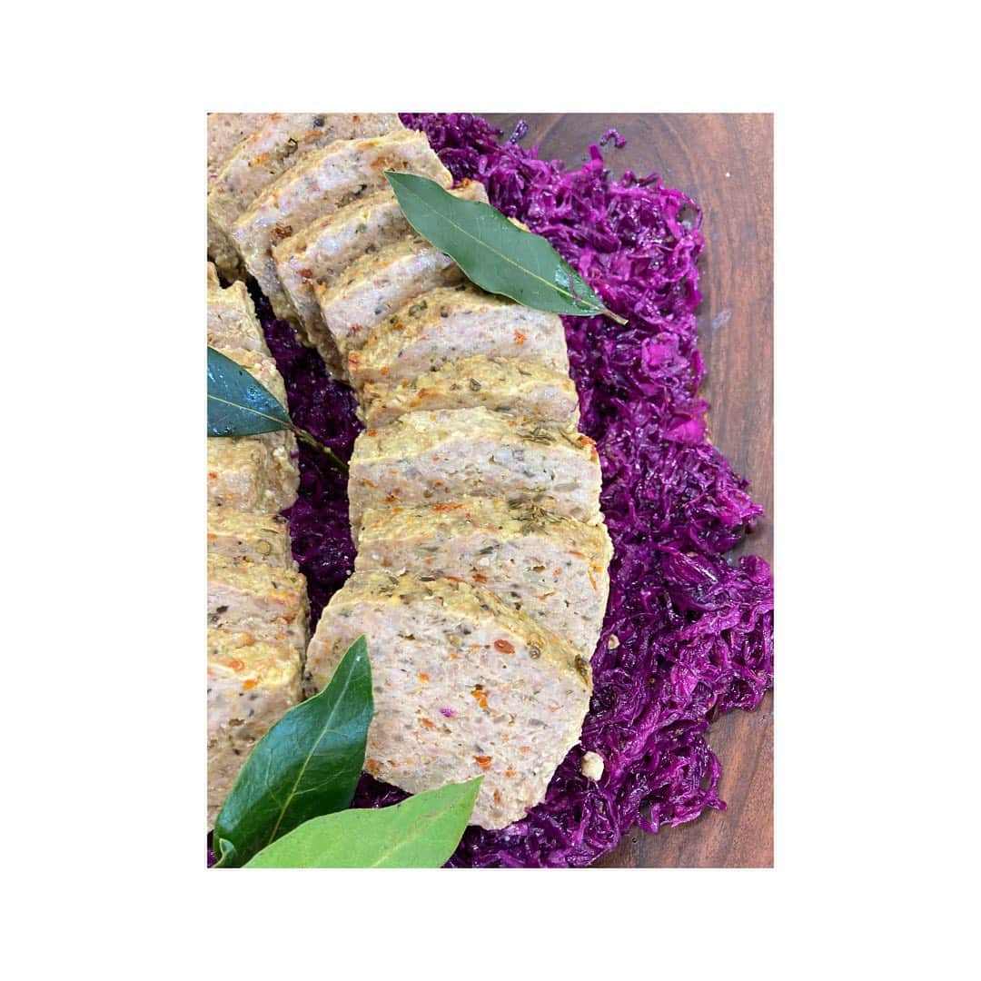 journaleatripのインスタグラム：「chicken & pork meatloaf  ミートローフ 我が家風は椎茸やらドライトマトやら が入り味がしっかりしている。 型焼き失敗しらずだし 切り分けスタイルは人数増えても カーモーンみなさん。です。 残ったらミートローフサンドで マスタードマヨネーズあいます。  #クリスマスケータリング #受け継ぎたいレセピ #受け継いでいるもっさん」