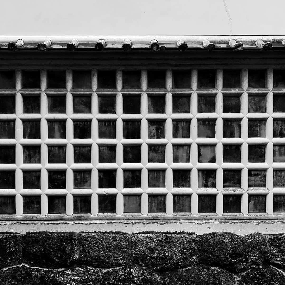 naotakeのインスタグラム：「壁 - A wall / iPhone XR & Snapseed, 20201212 . . 誰かと食事を摂ると、つい食べ過ぎてしまう。 . . #spicollective #royalsnappingartists #infamous_family #rsa_main #infinity_photo_cult #2_fineart #jp_gallery_member #jp_gallery_bnw #trb_bnw #wp_bnw  #bnw_life #bnwlife_member #bnw_life_shots #bnw_captures #world_bnw #top_bnw #team_jp_ #team_jp_モノクロ #ig_energy_bw #ig_nihon #streetphotographybnw #igersjp #blackandwhite #bnw #bnwphoto #monochrome #bw #bnwphotography #ShotOniPhone #shotoniphonexr」